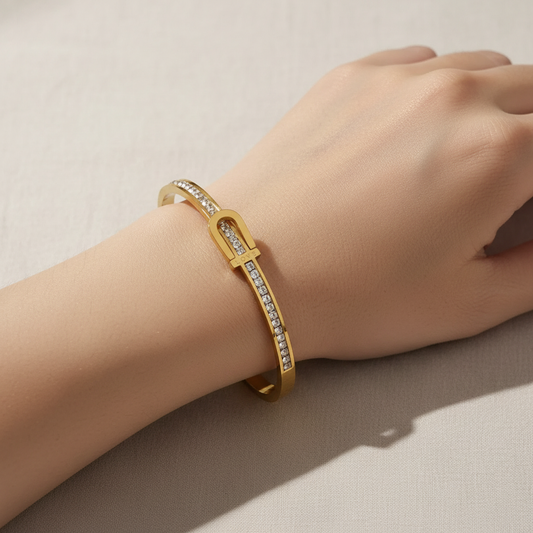 أسوارة أوفال ذهبية بوضعية أنيقة