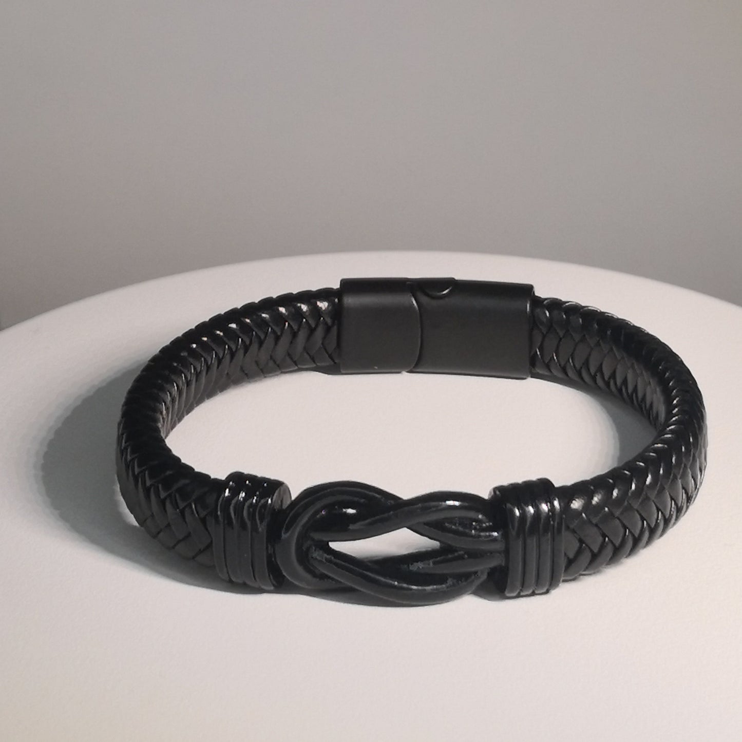 Brede Zwarte Gevlochten Lederen Armband met Magnetische Sluiting - Intero Sieraden