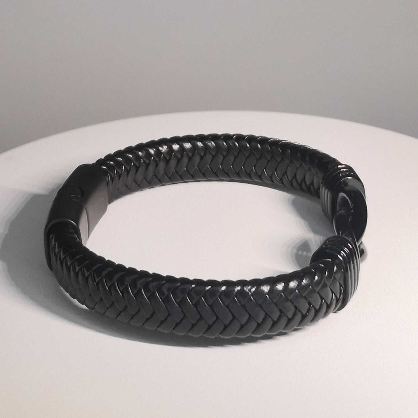 Brede Zwarte Gevlochten Lederen Armband met Magnetische Sluiting - Intero Sieraden