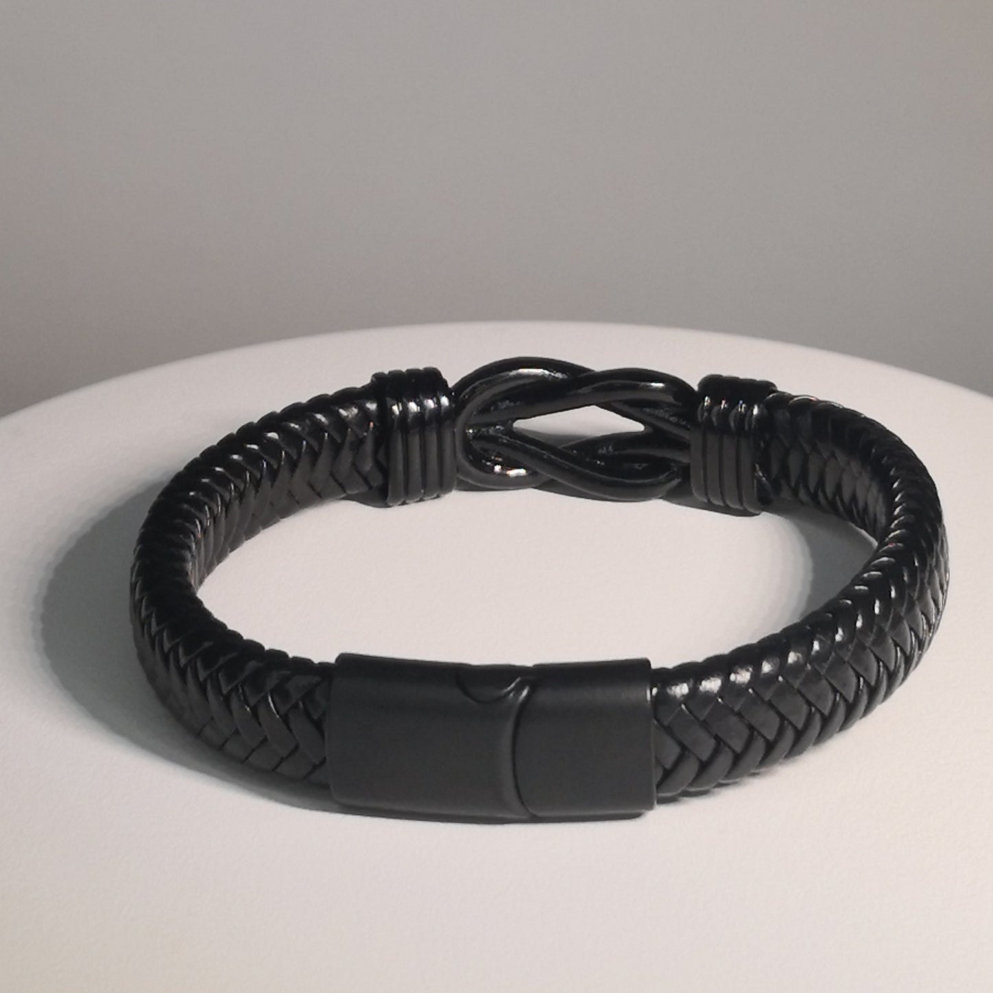 Brede Zwarte Gevlochten Lederen Armband met Magnetische Sluiting - Intero Sieraden