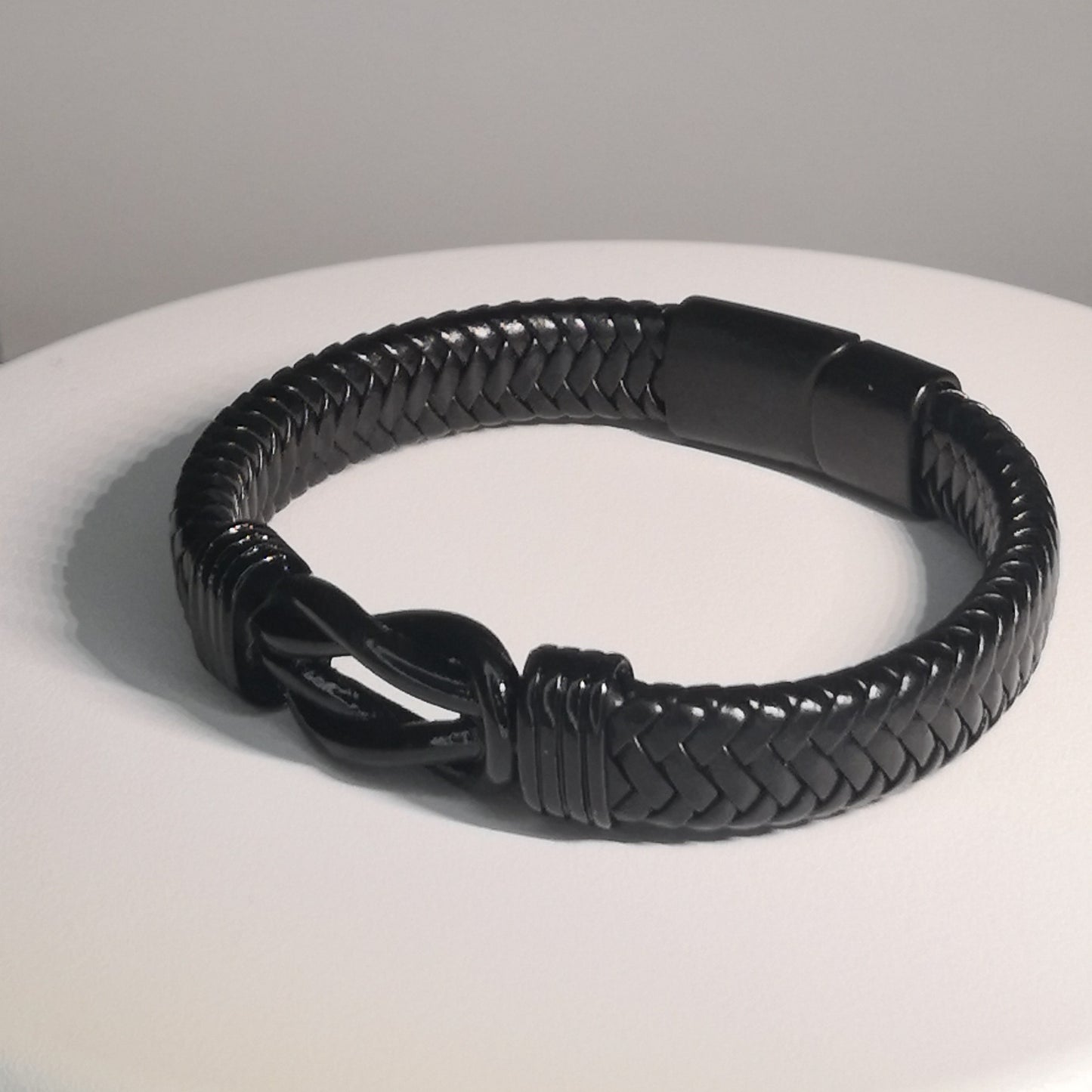 Brede Zwarte Gevlochten Lederen Armband met Magnetische Sluiting - Intero Sieraden