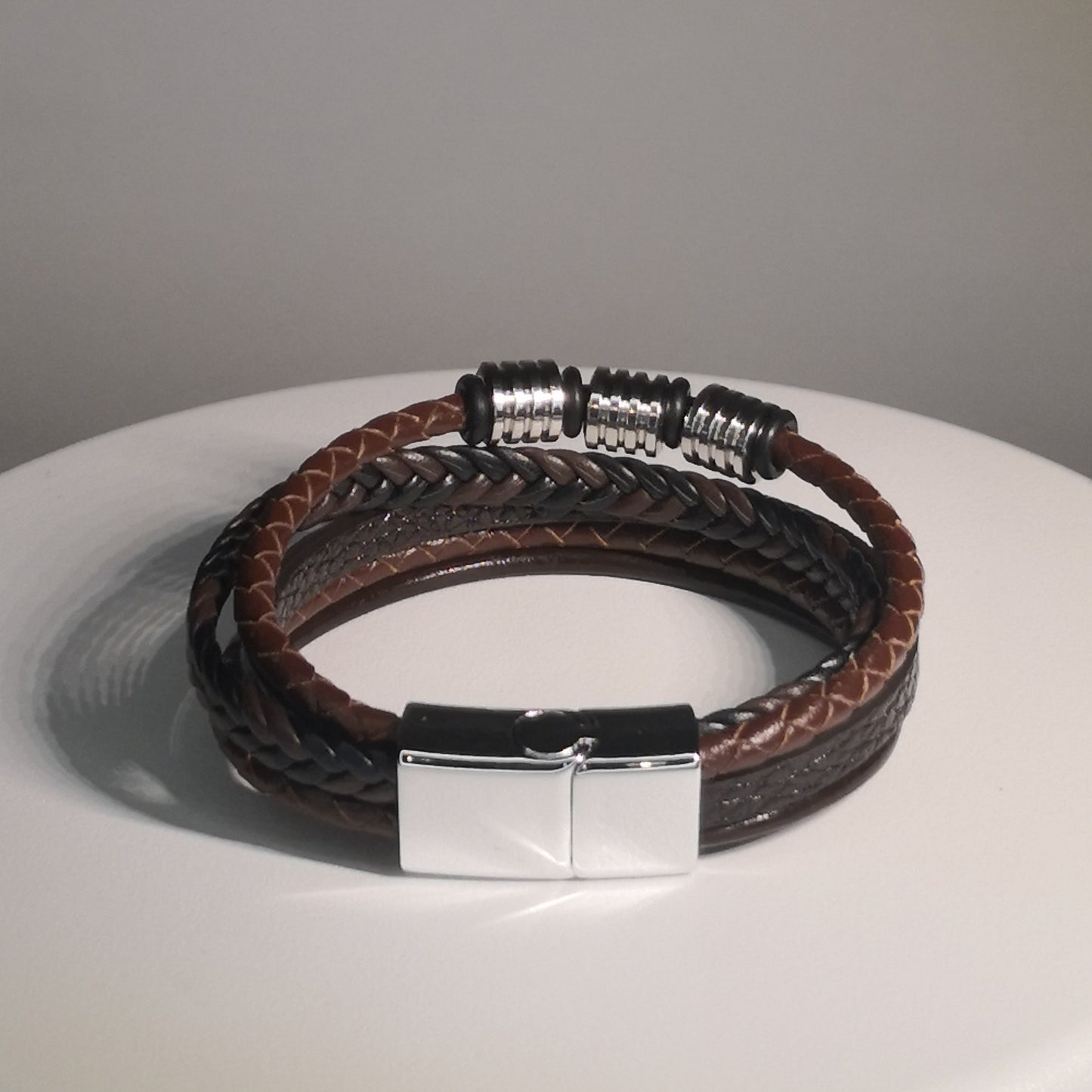 Bruine Gevlochten Lederen Armband met Zilverkleurige Metalen Details - Intero Sieraden