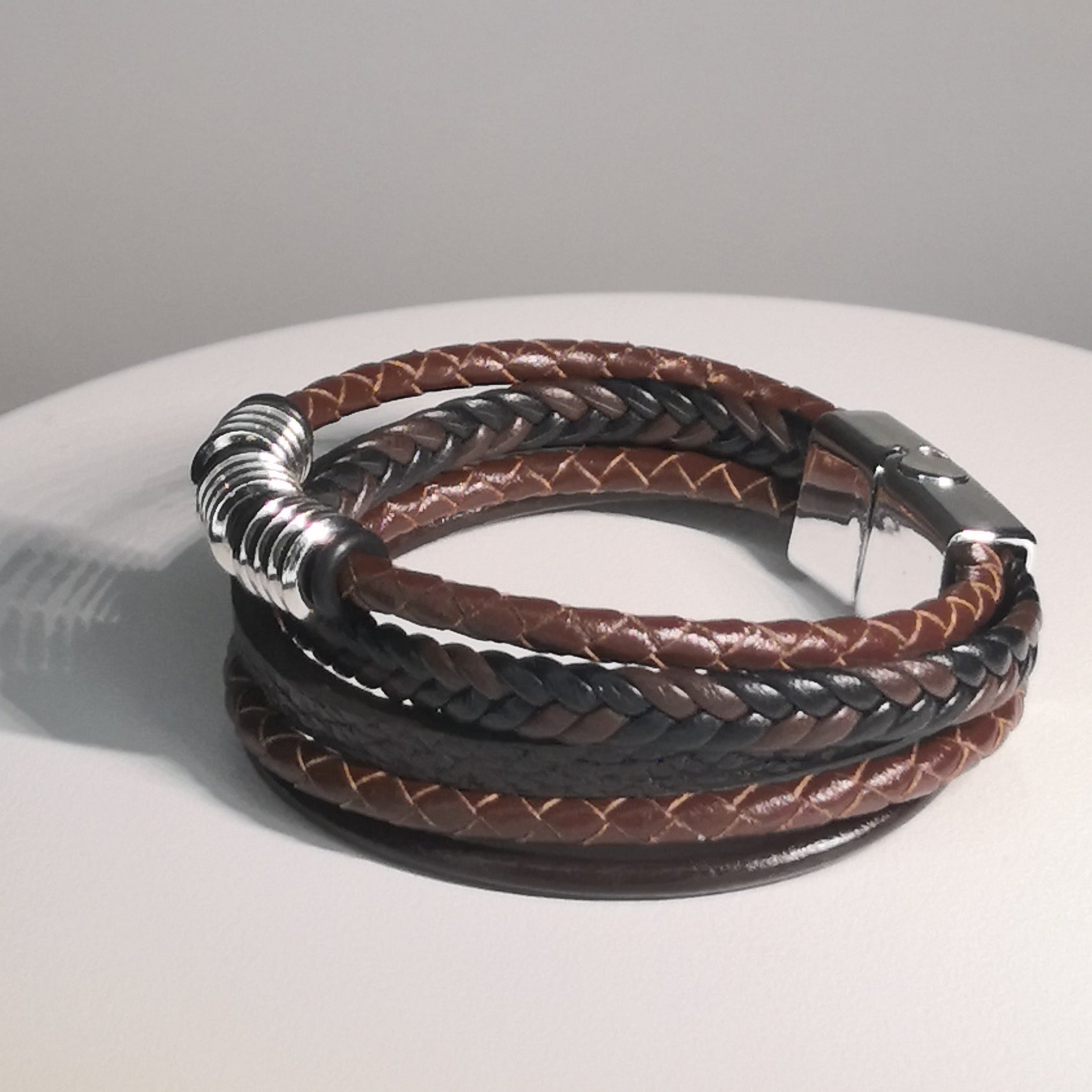 Bruine Gevlochten Lederen Armband met Zilverkleurige Metalen Details - Intero Sieraden