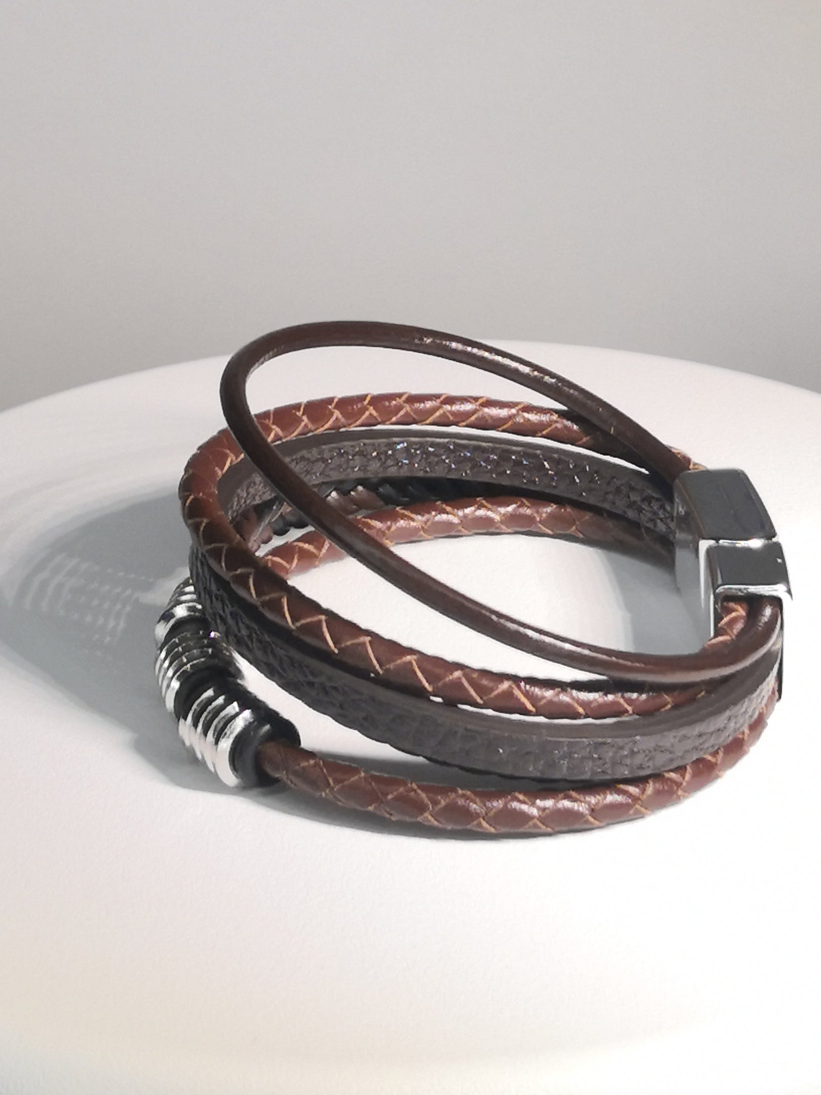 Bruine Gevlochten Lederen Armband met Zilverkleurige Metalen Details - Intero Sieraden