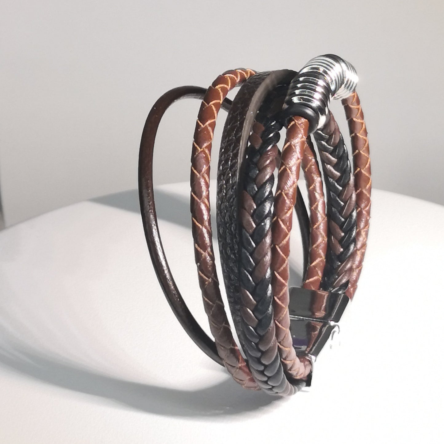 Bruine Gevlochten Lederen Armband met Zilverkleurige Metalen Details - Intero Sieraden
