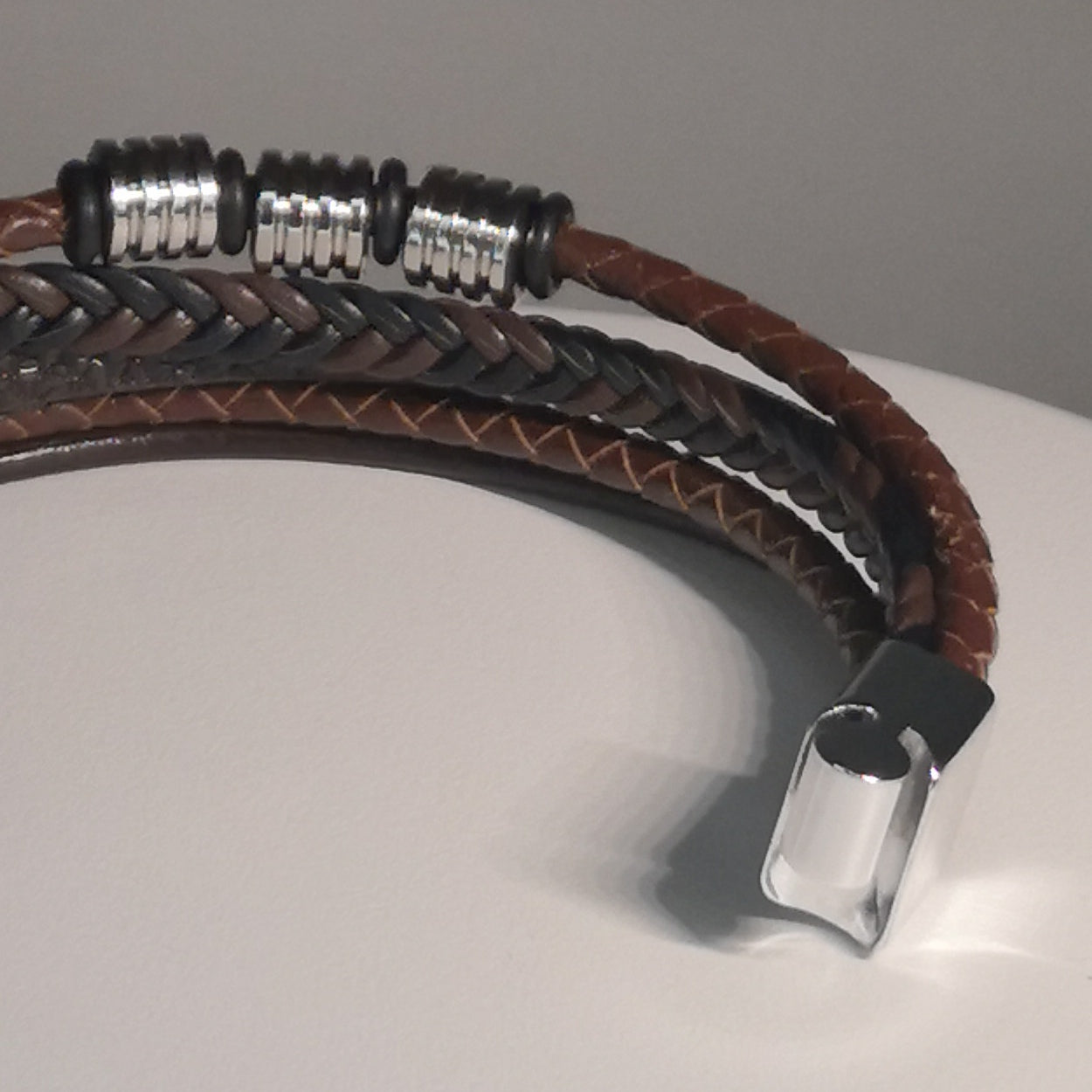 Bruine Gevlochten Lederen Armband met Zilverkleurige Metalen Details - Intero Sieraden
