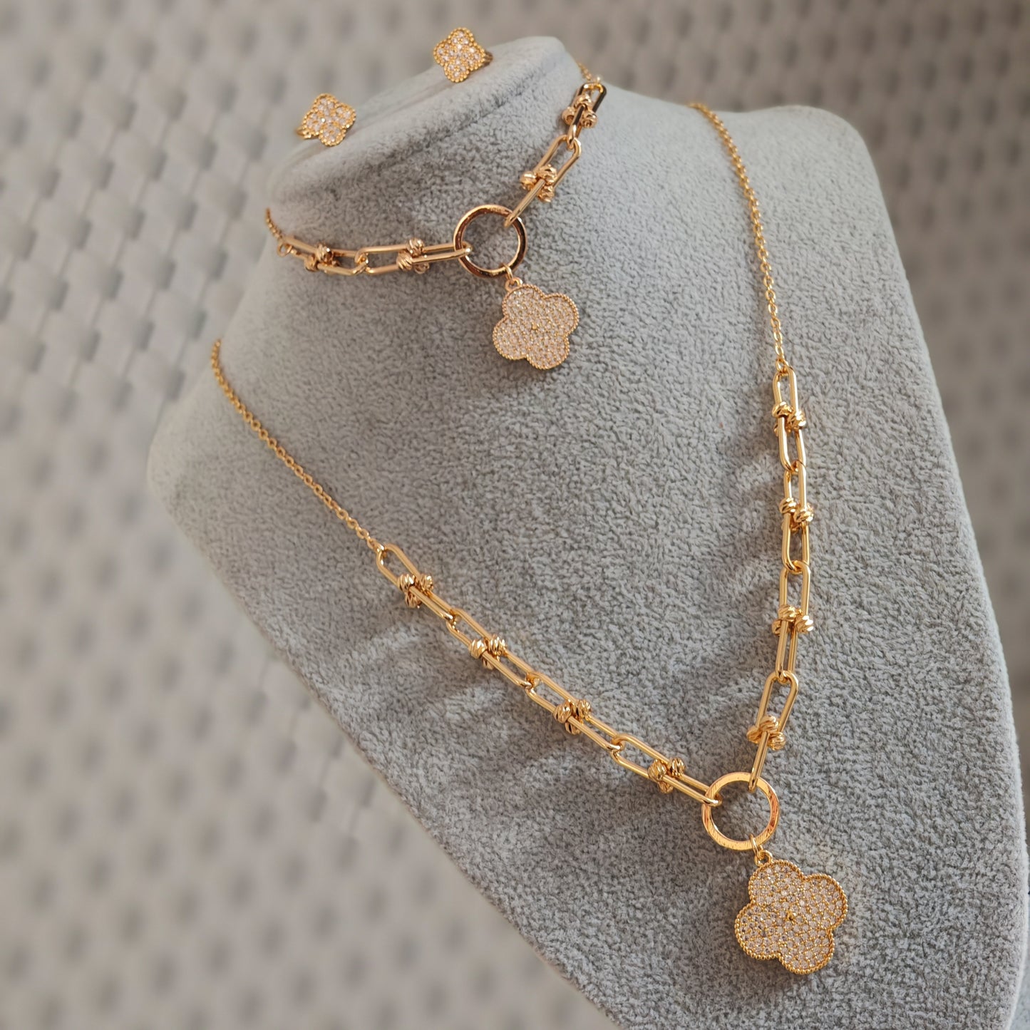 Golden Chic – 3-delige Sieradenset met Bloemdesign