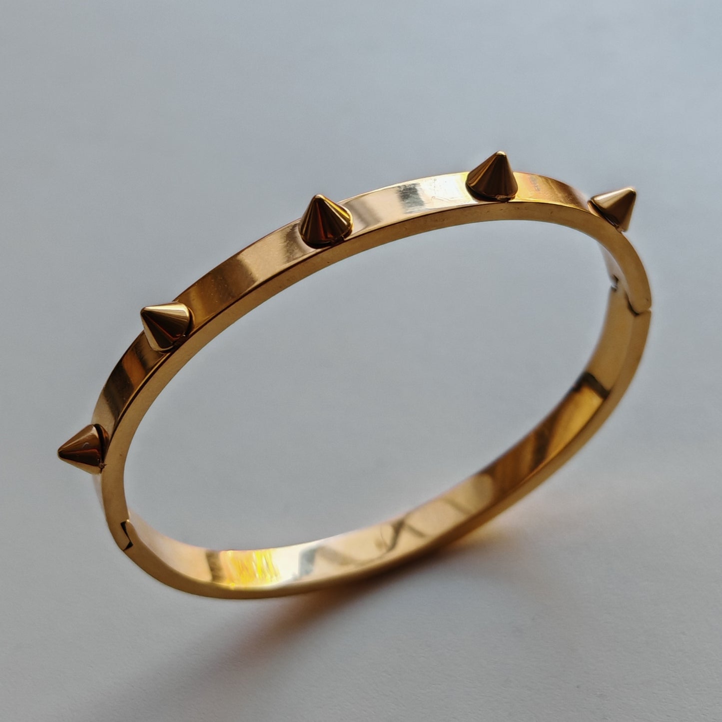 "Bold Spike" Armband – Een statement van kracht en durf