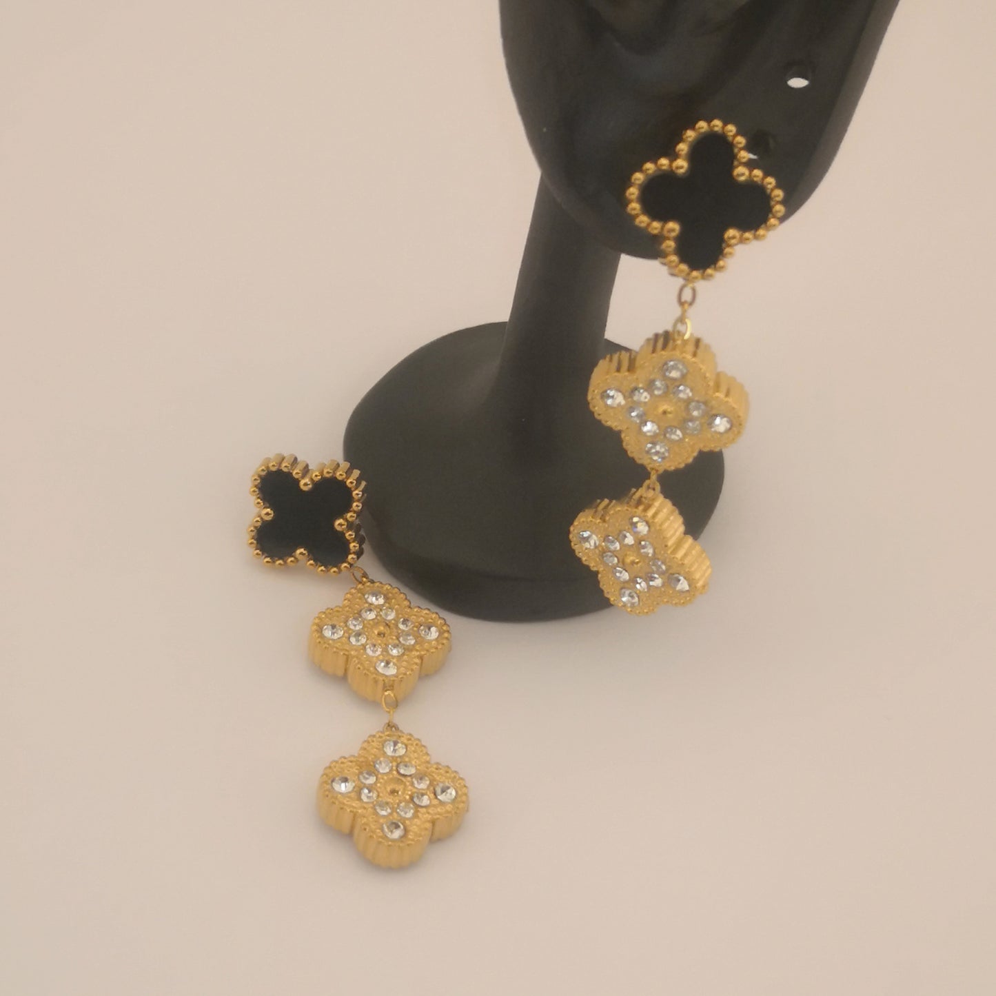 Refined clover earrings