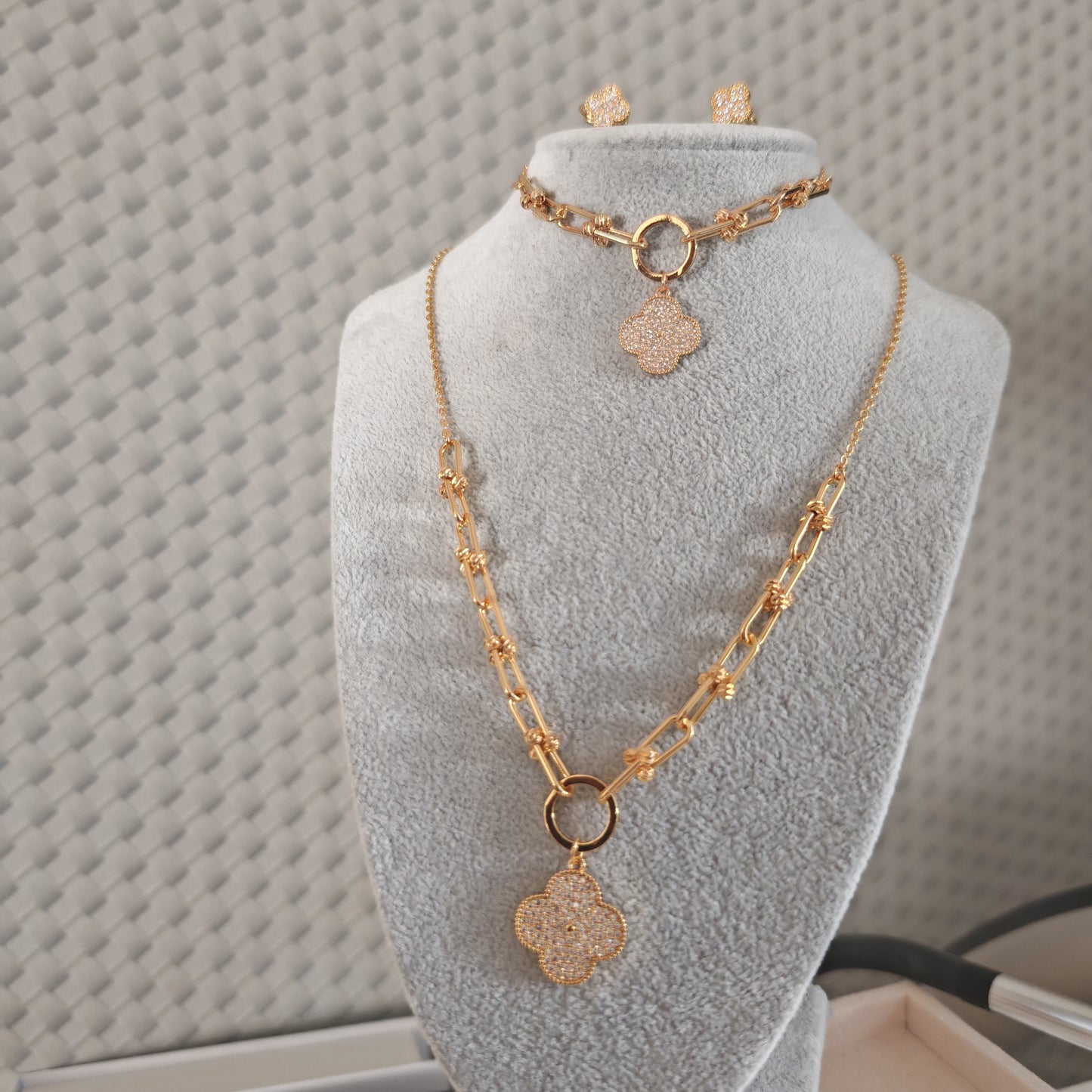 Golden Chic – 3-delige Sieradenset met Bloemdesign