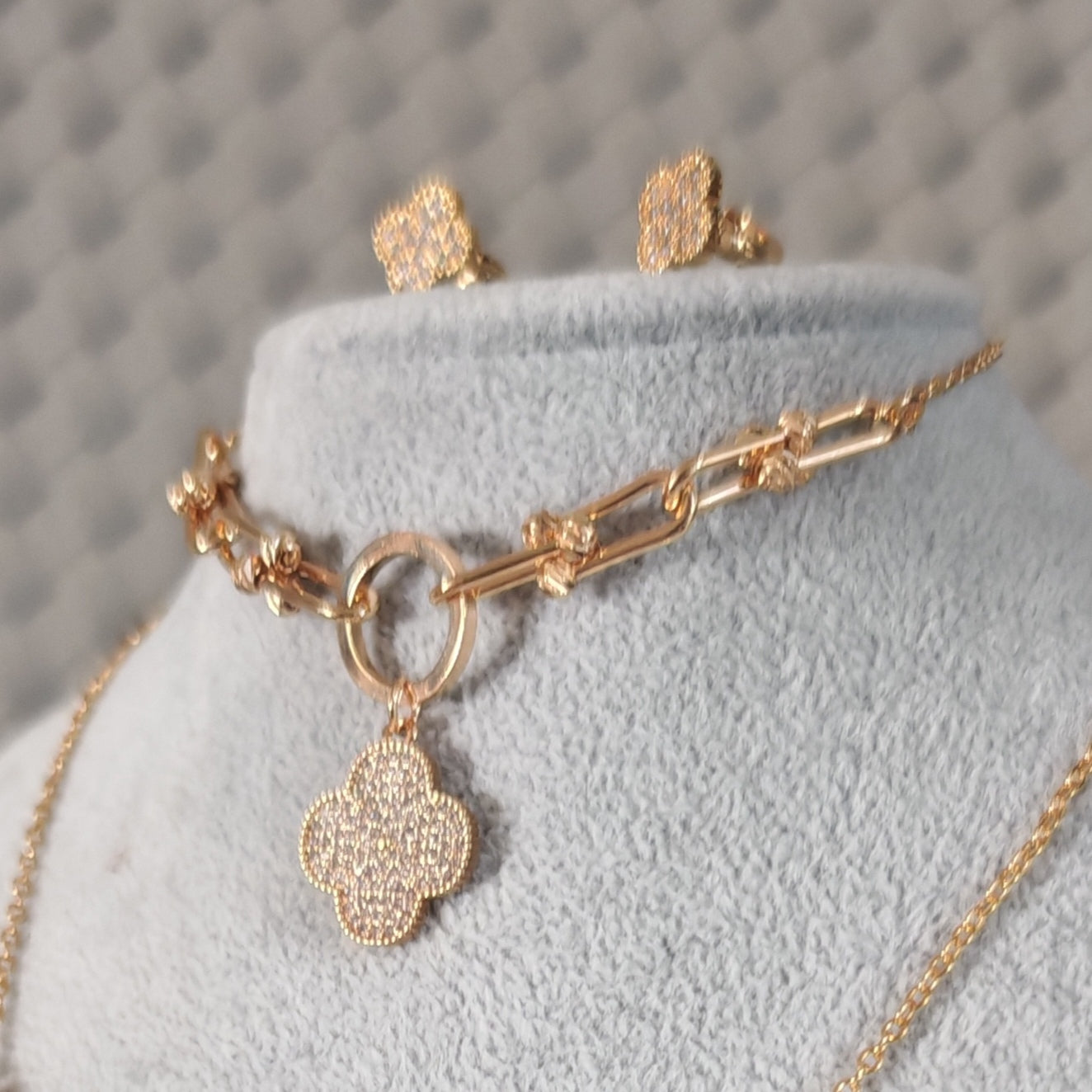 Golden Chic – 3-delige Sieradenset met Bloemdesign
