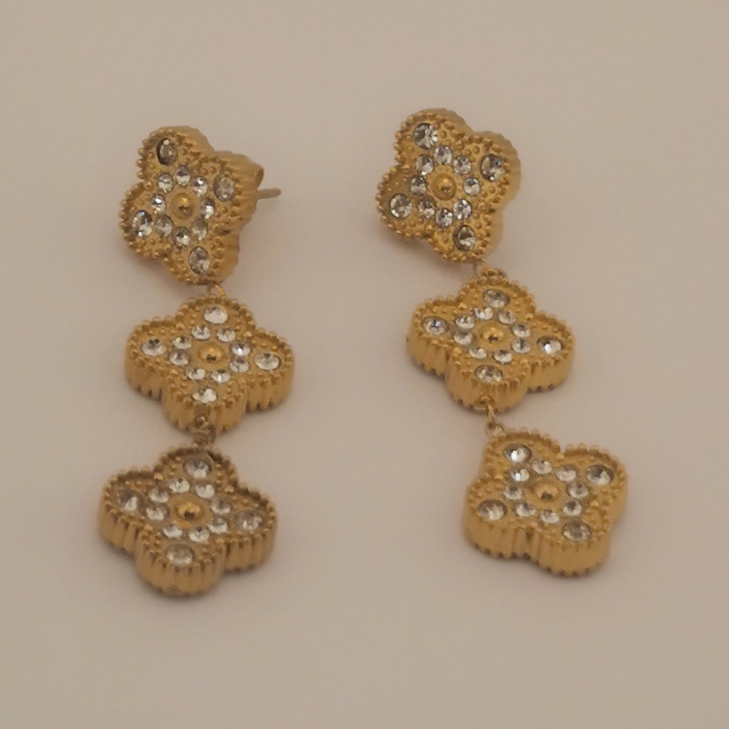 Refined clover earrings