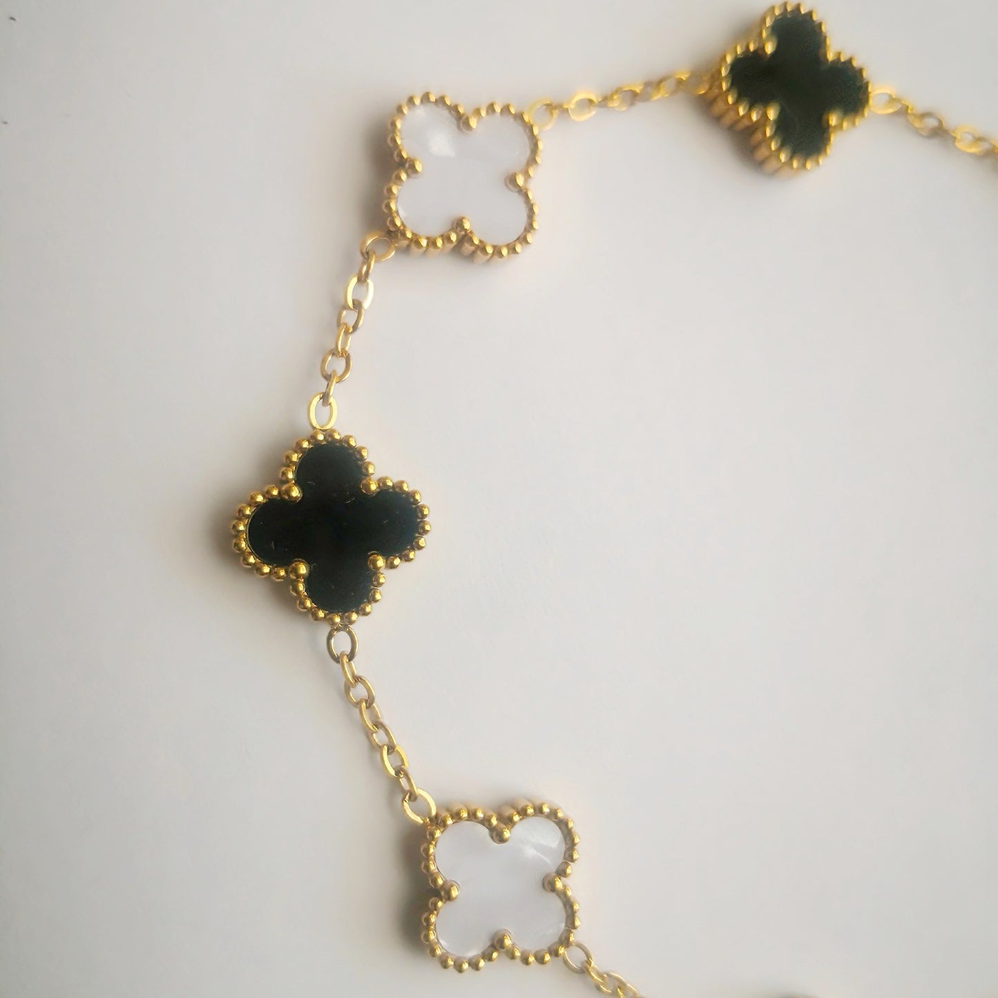 Klaver Armband Zwart en Wit Goudkleurige 18k - Intero Sieraden