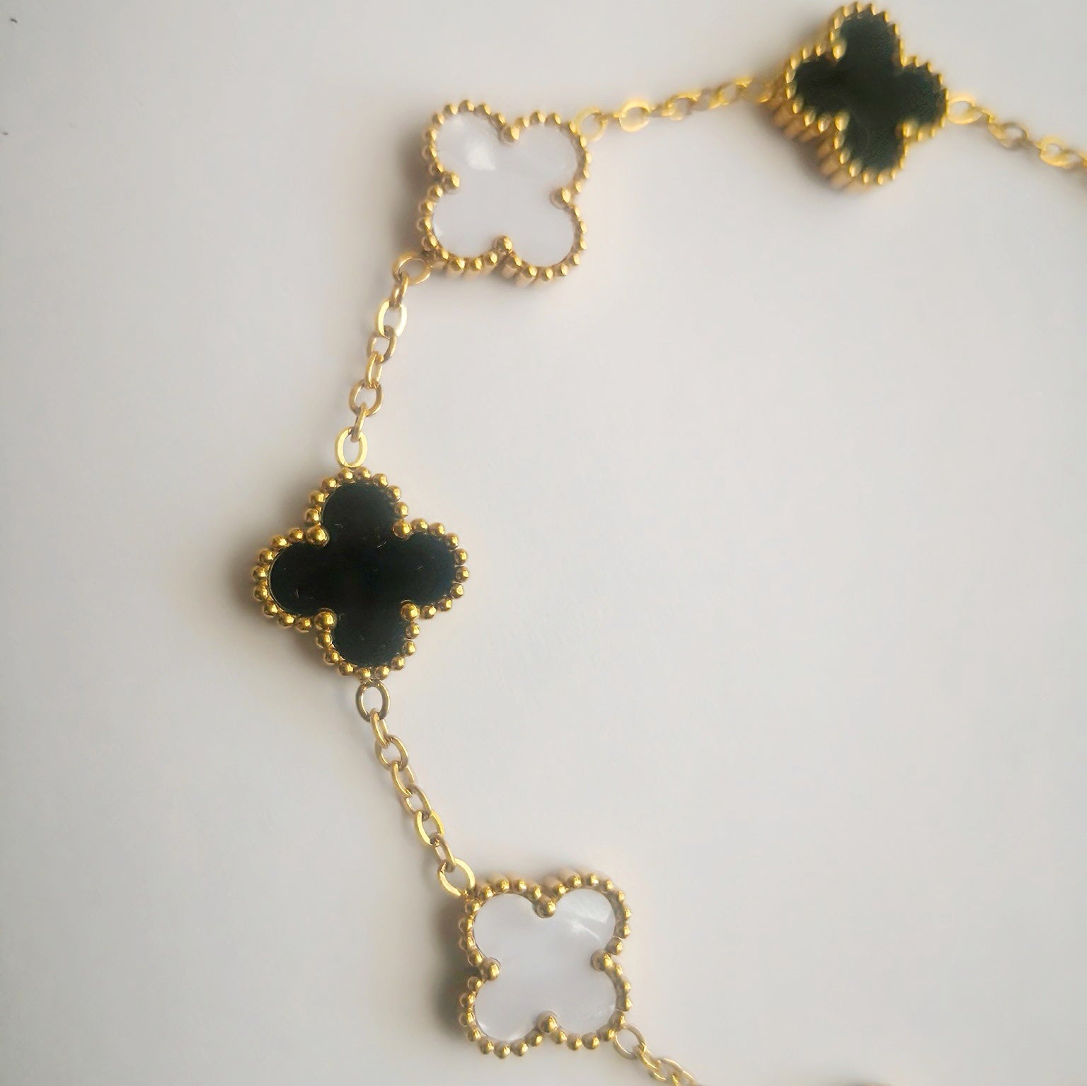 Klaver Armband Zwart en Wit Goudkleurige 18k - Intero Sieraden