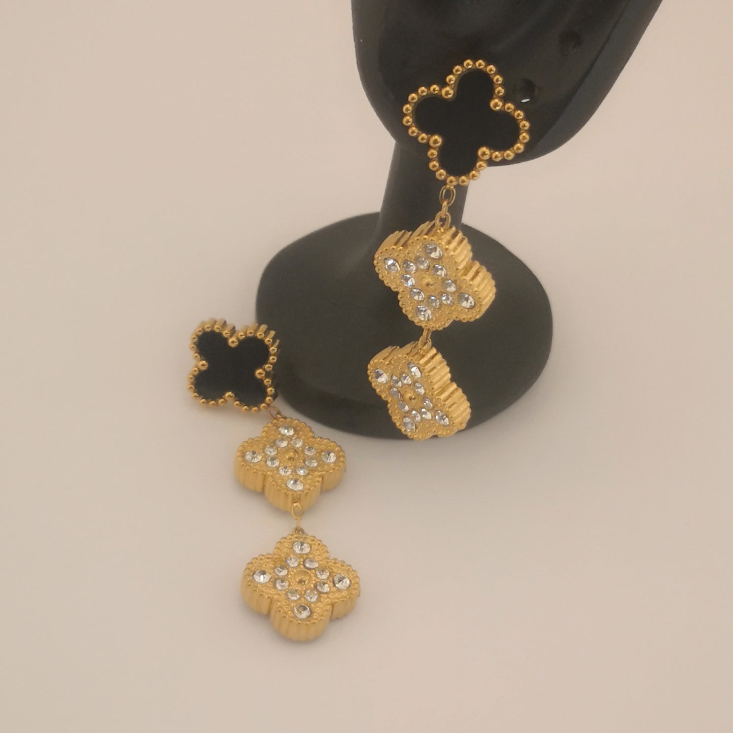 Refined clover earrings