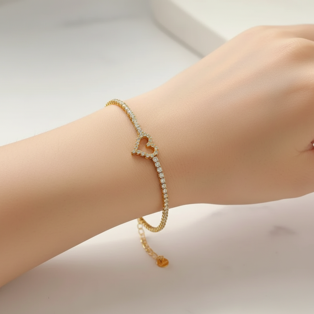 سوار تنس بقلب كريستال على يد امرأة