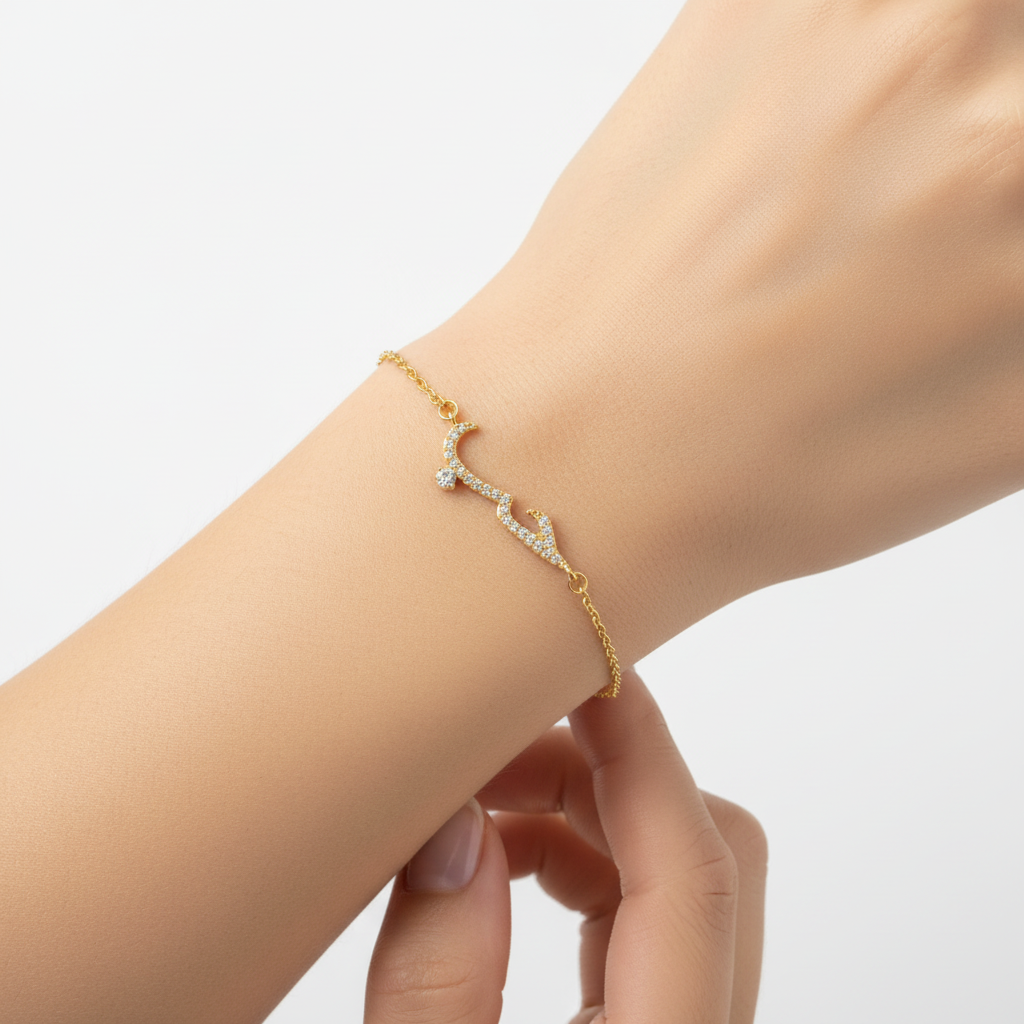 أسورة ذهبية على معصم