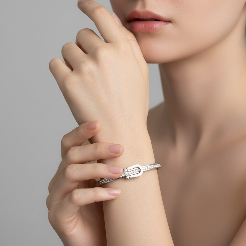 أسوارة أوفال فضية بوضعية راقية