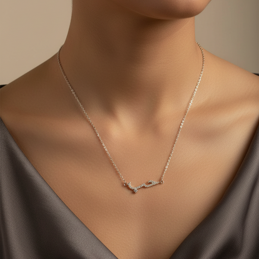 طوق عربي فاخر على امرأة جميلة