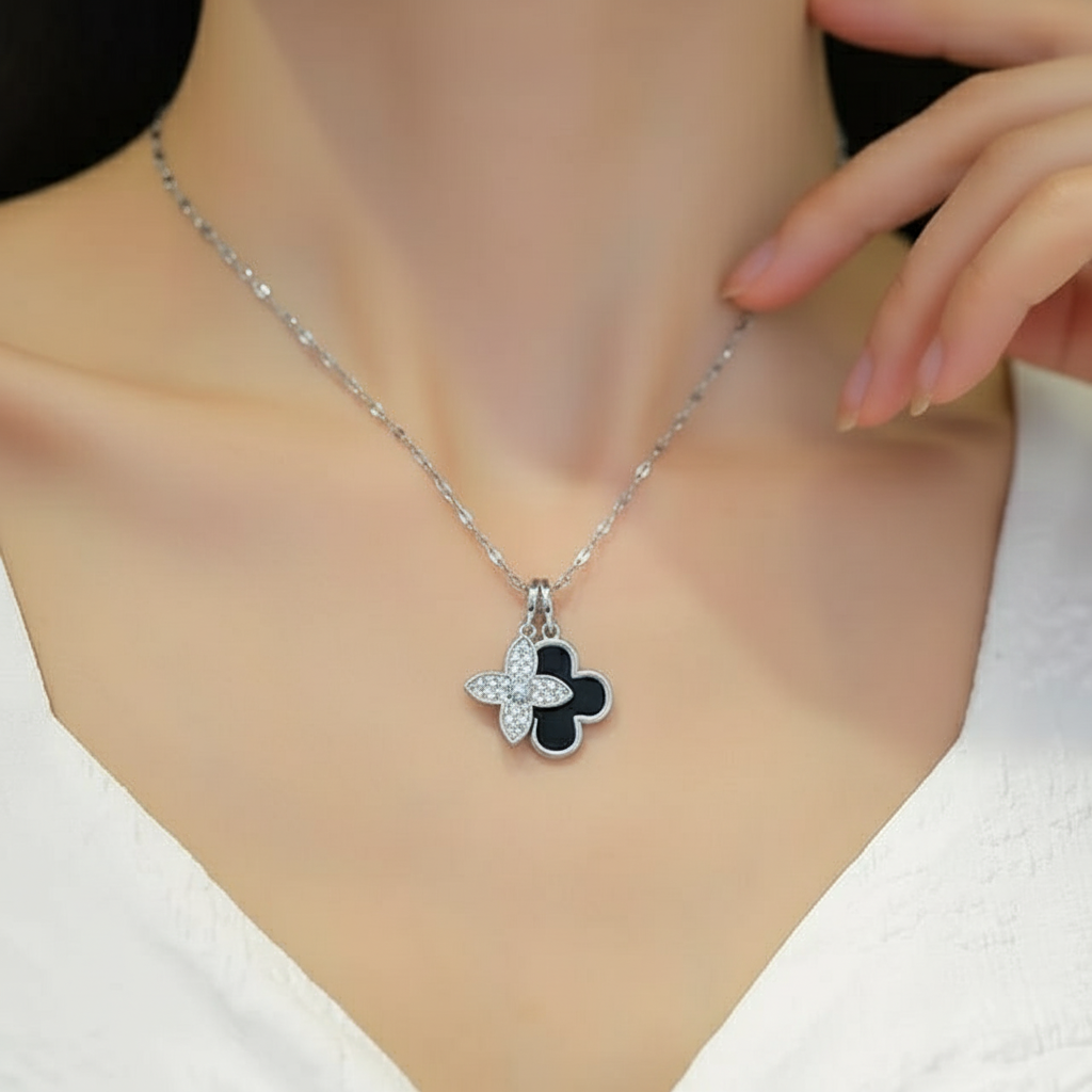 سلسلة كلوفر فضية على امرأة
