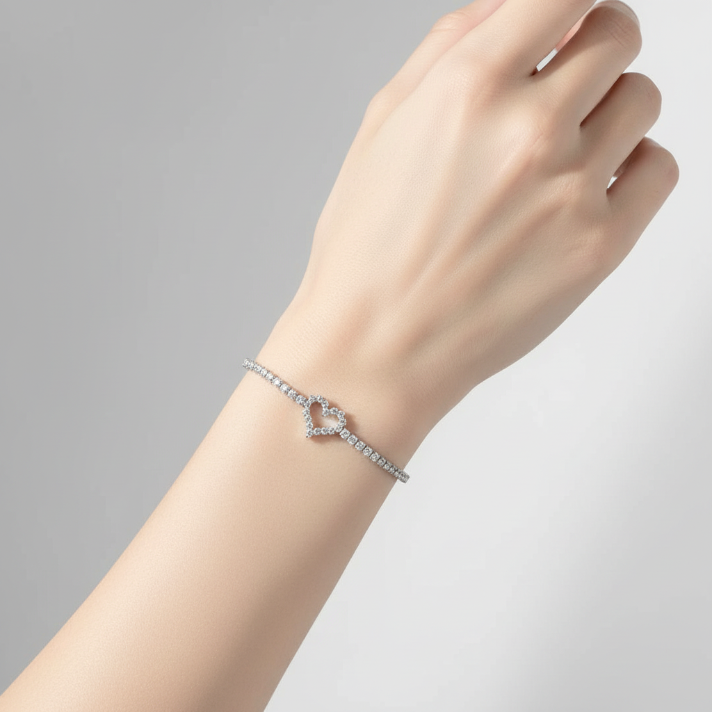 سوار تنس فضي بقلب كريستال على يد امرأة