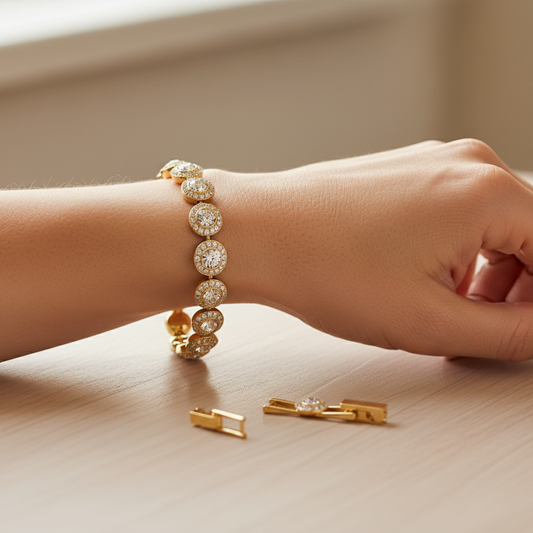 الأسوارة الذهبية على يد مع القطع المفكوكة