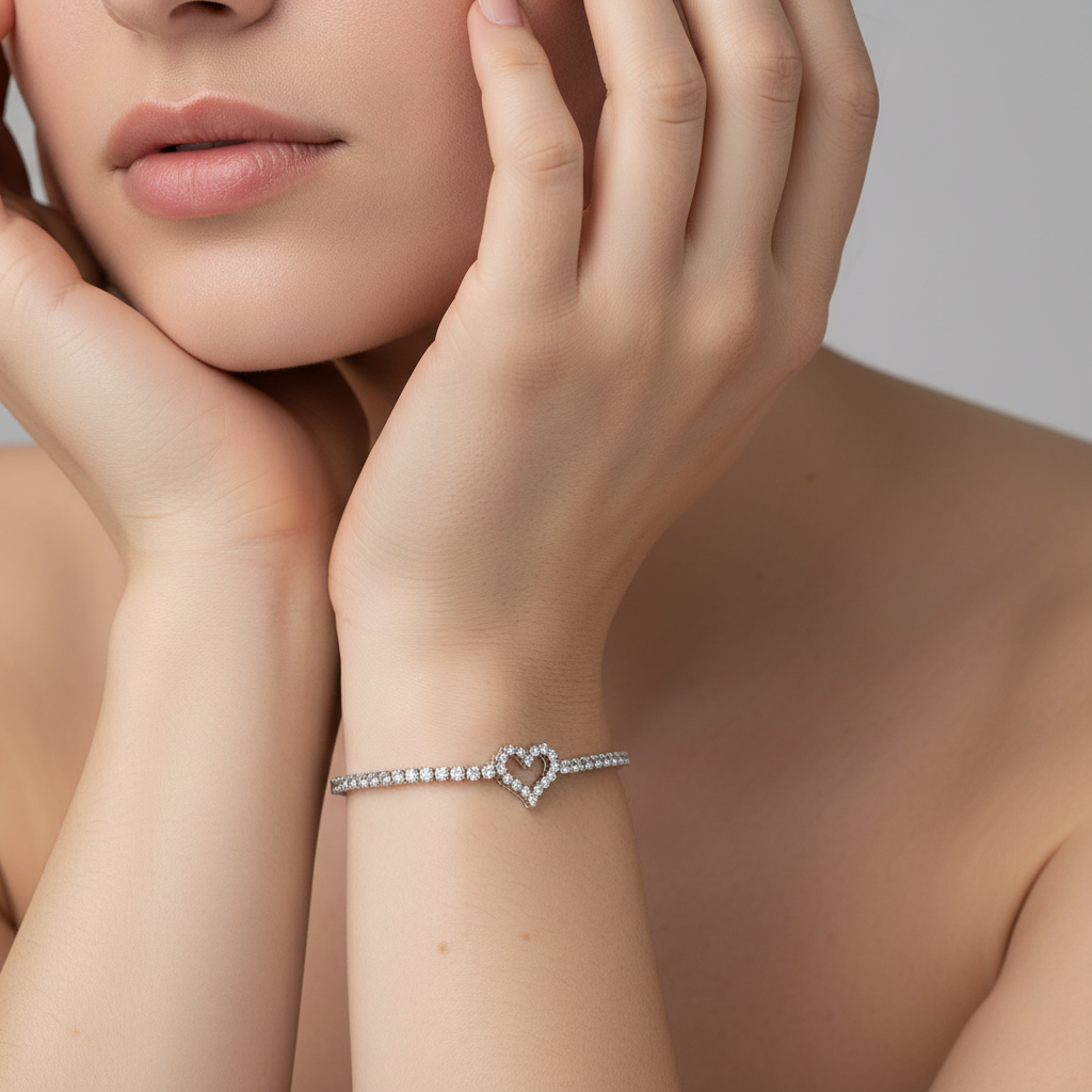 سوار فضي بوضعية أنيقة