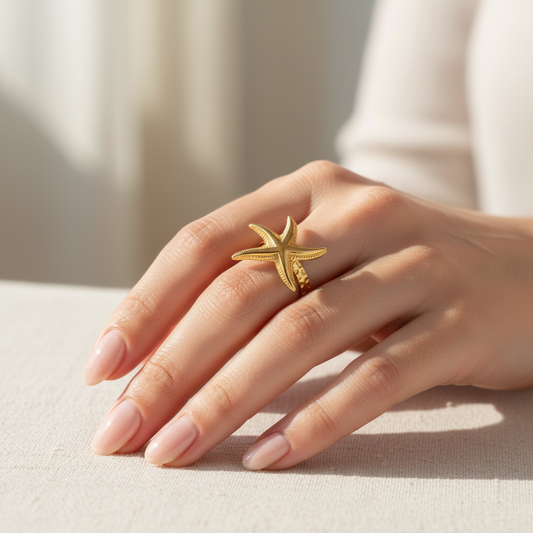 خاتم نجمة البحر الذهبي على يد فتاة