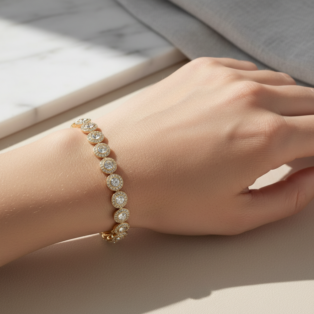 أسوارة كريستال ذهبية بوضعية أنيقة