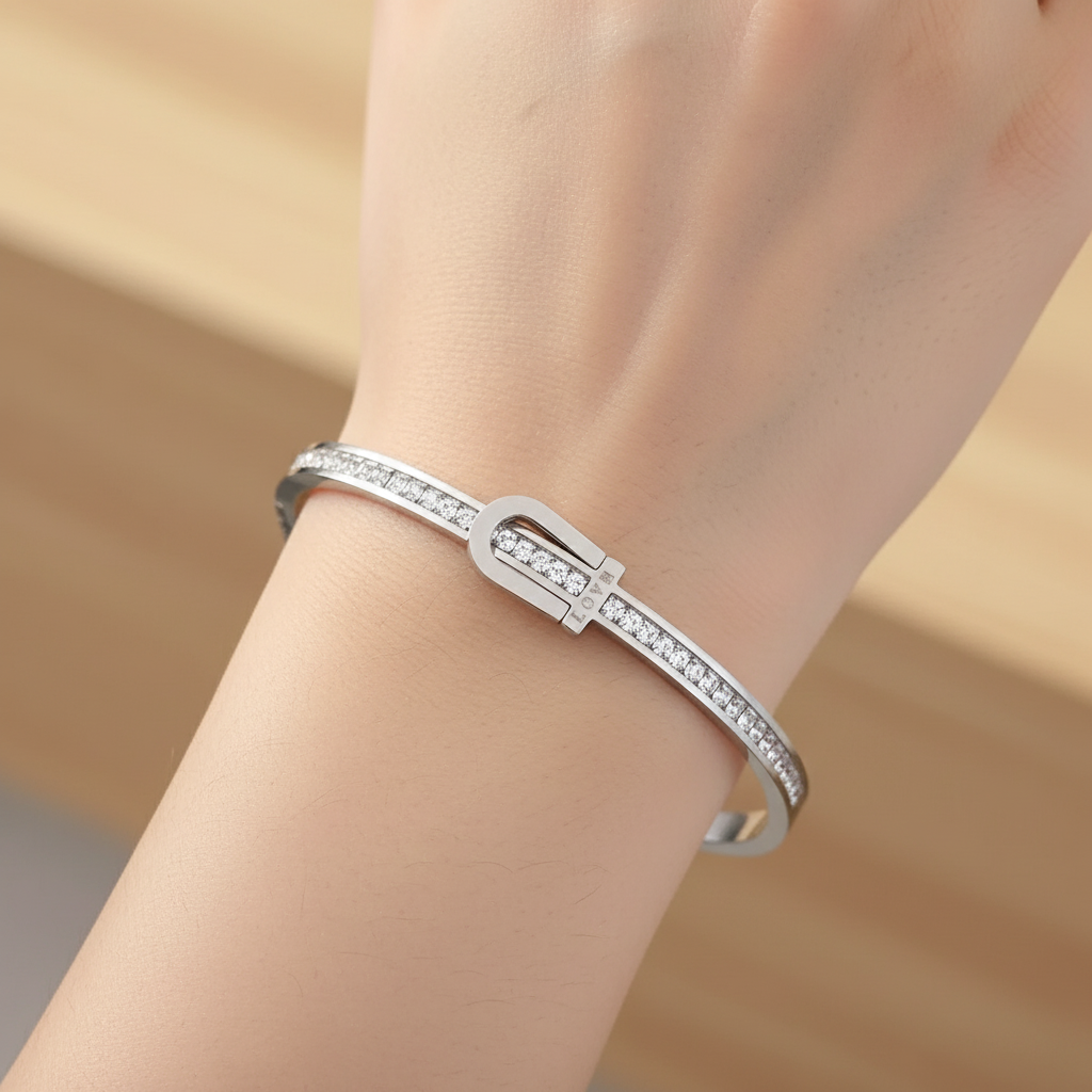 أسوارة أوفال فضية بلمسة طبيعية