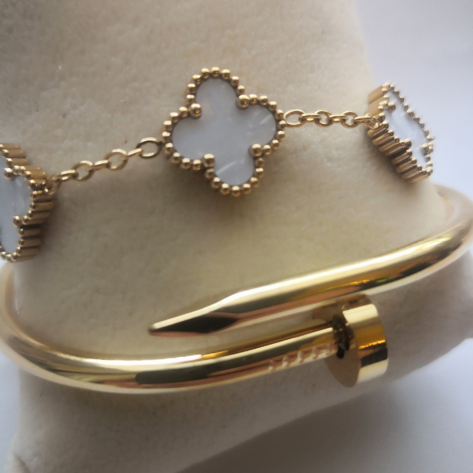 Spijker en Klaver Armbanden Goud en Wit - Intero Sieraden