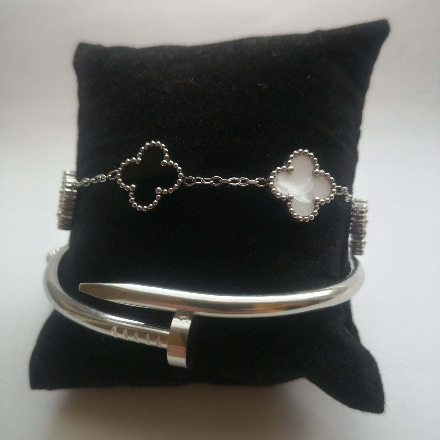 Spijker en Klaver Armbanden - Zilver en Zwart Wit - Intero Sieraden