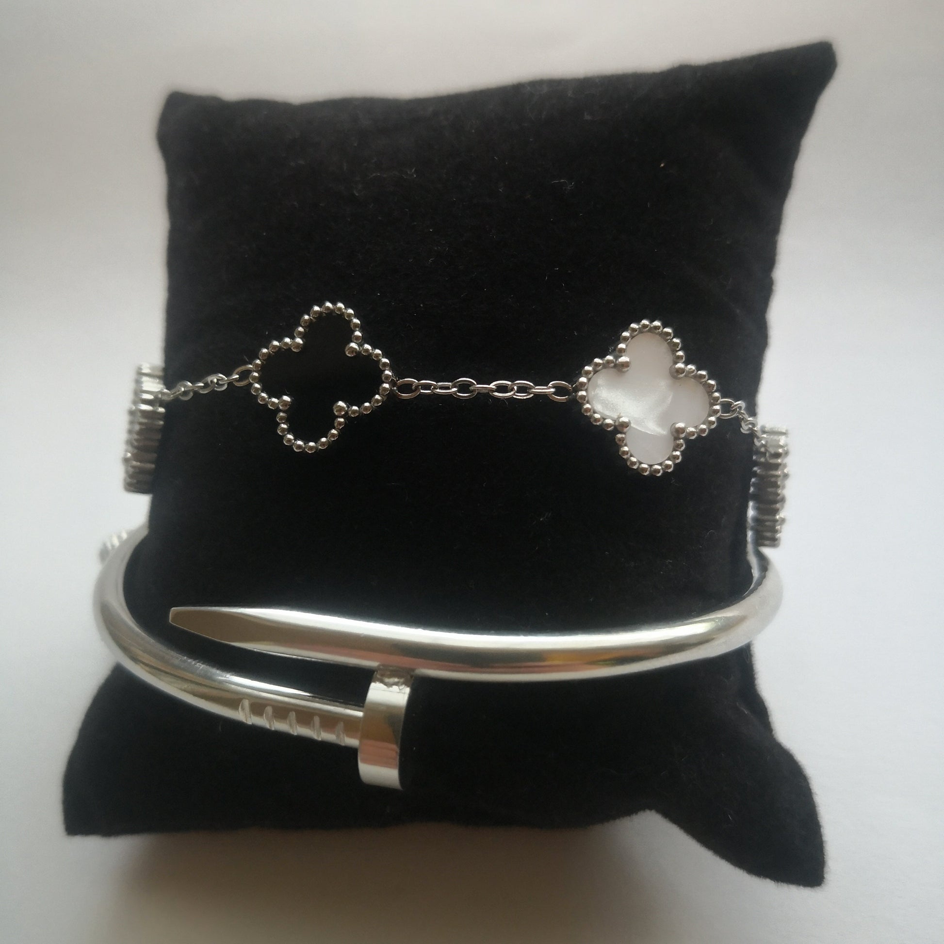 Spijker en Klaver Armbanden - Zilver en Zwart Wit - Intero Sieraden