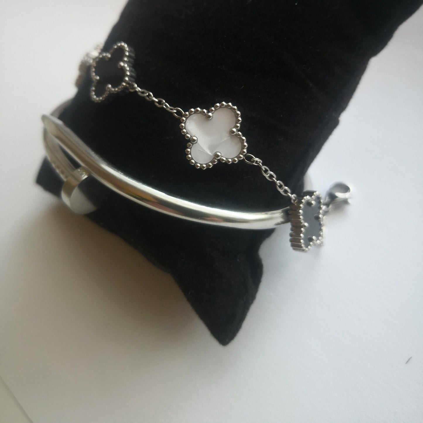 Spijker en Klaver Armbanden - Zilver en Zwart Wit - Intero Sieraden