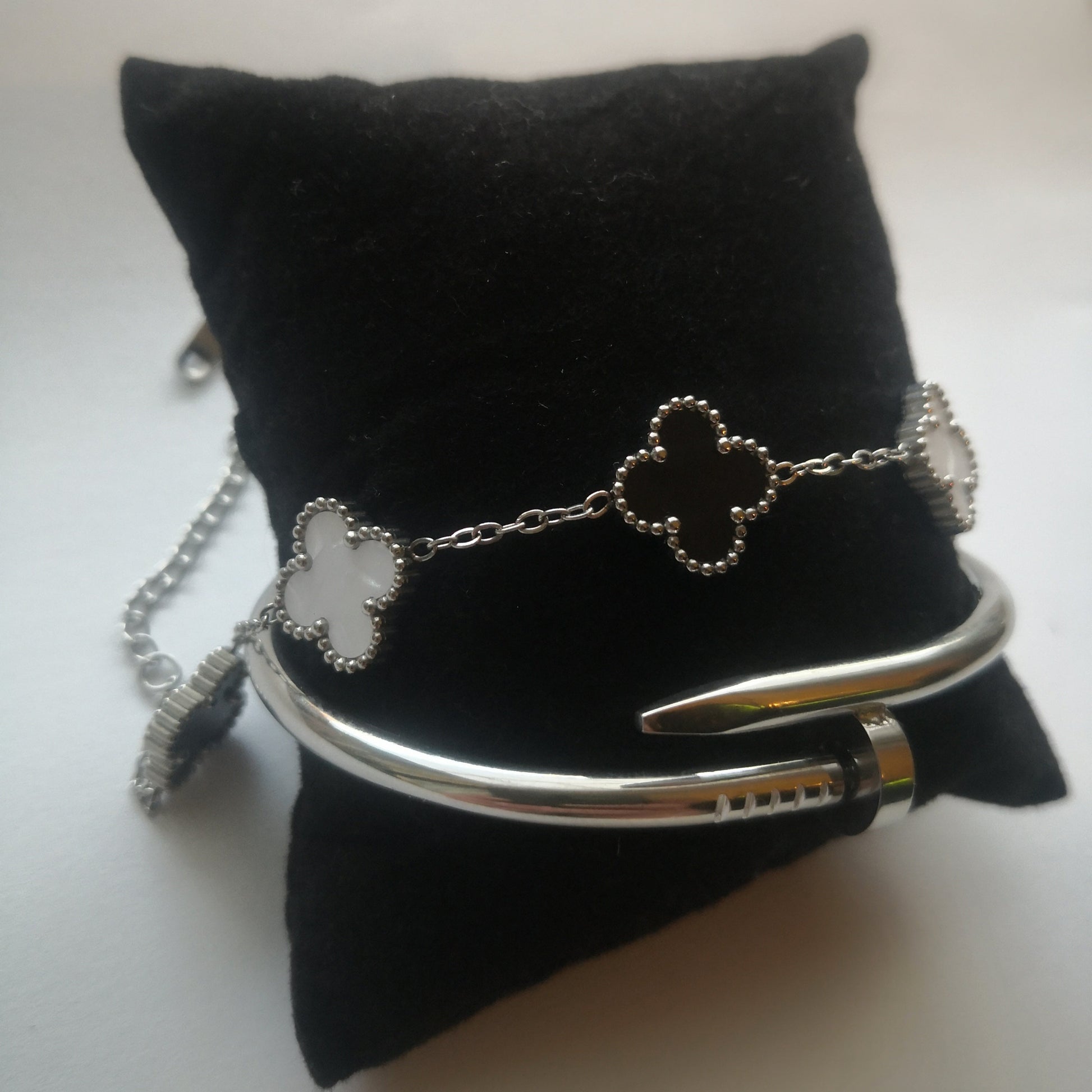 Spijker en Klaver Armbanden - Zilver en Zwart Wit - Intero Sieraden