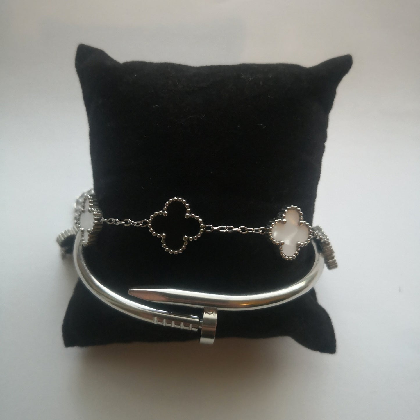 Spijker en Klaver Armbanden - Zilver en Zwart Wit - Intero Sieraden