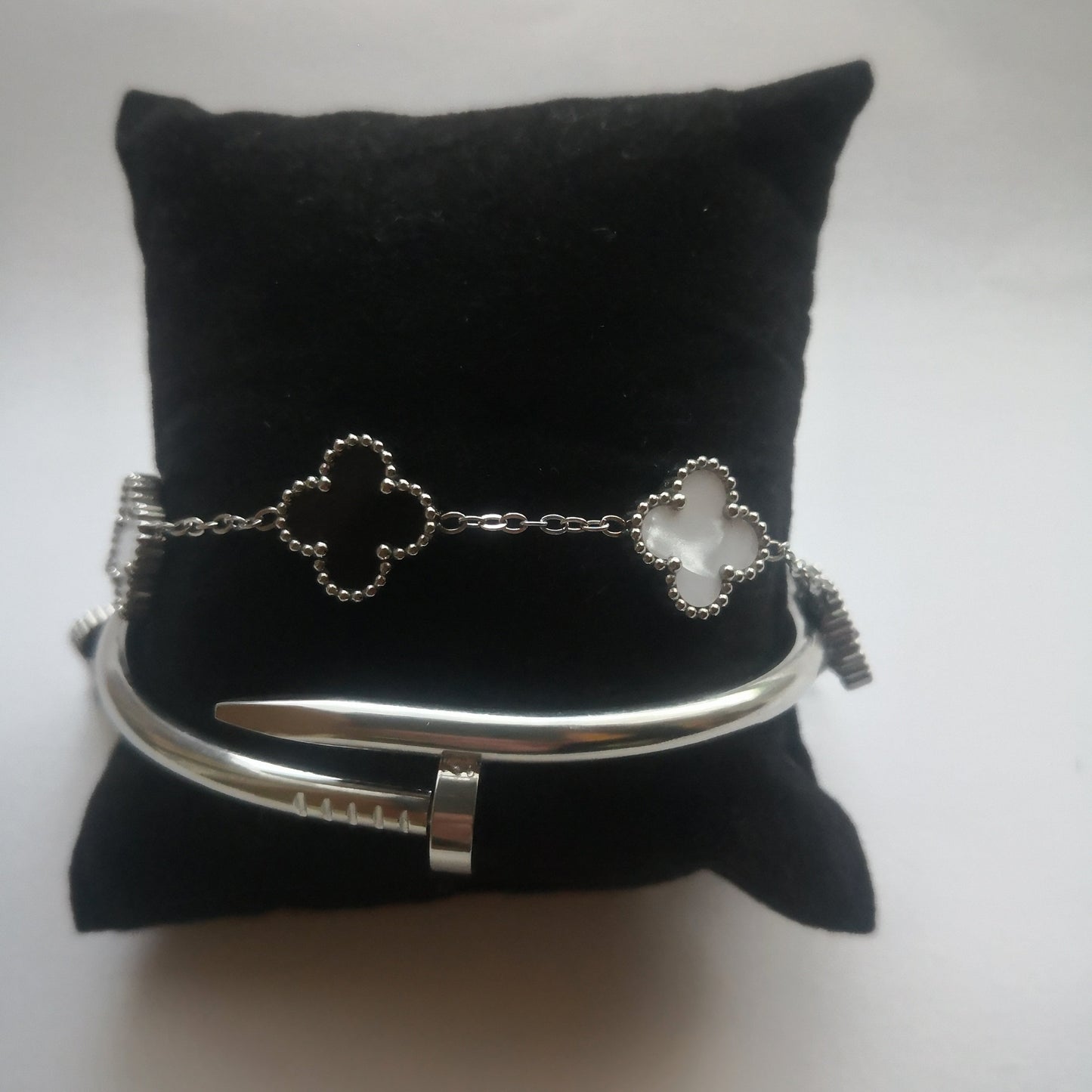 Spijker en Klaver Armbanden - Zilver en Zwart Wit - Intero Sieraden