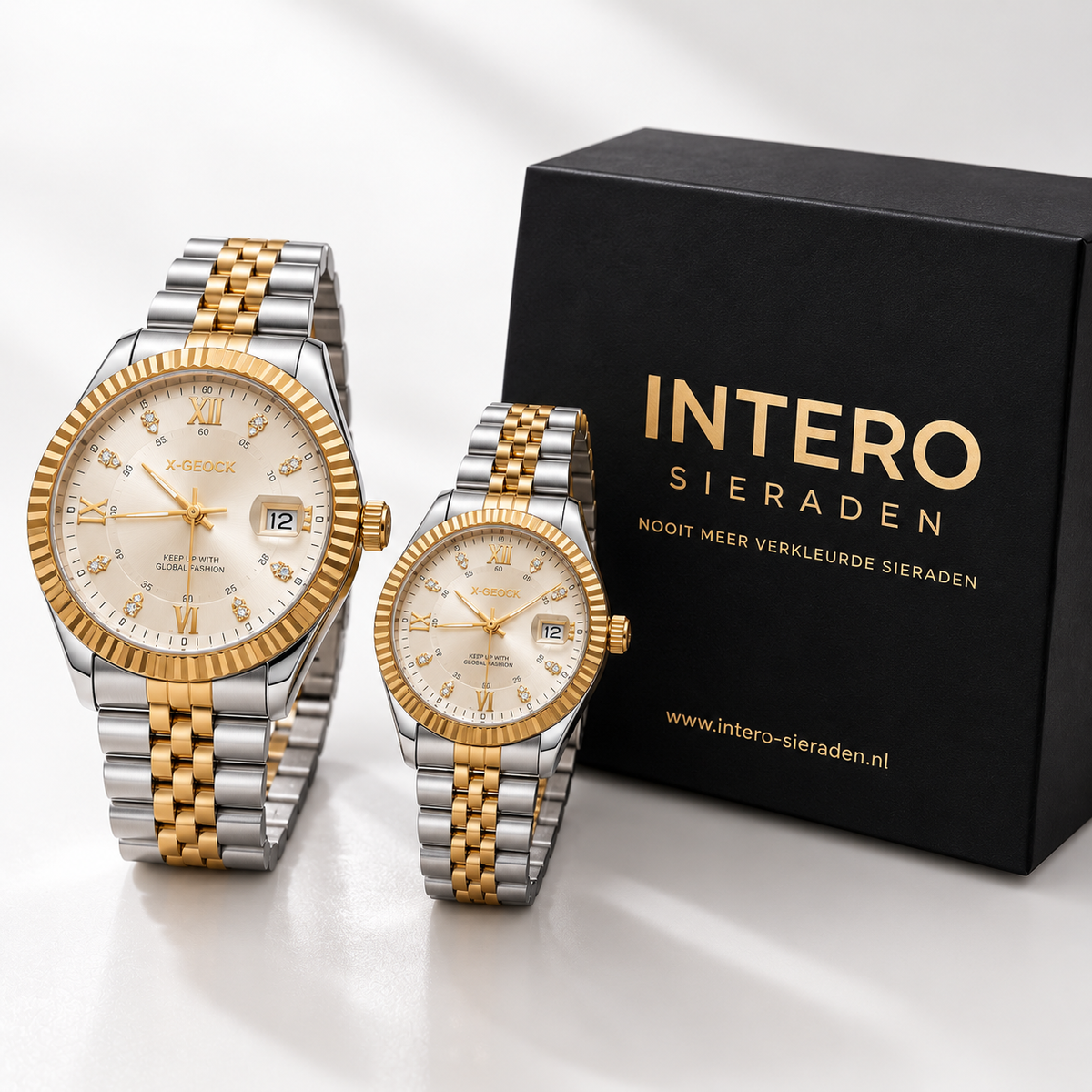 Intero Elegance heren- en dameshorloges in goud en zilver stainless steel naast de zwarte Intero Sieraden geschenkverpakking