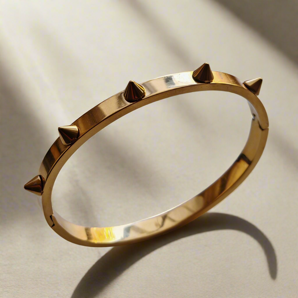 "Bold Spike" Armband – Een statement van kracht en durf