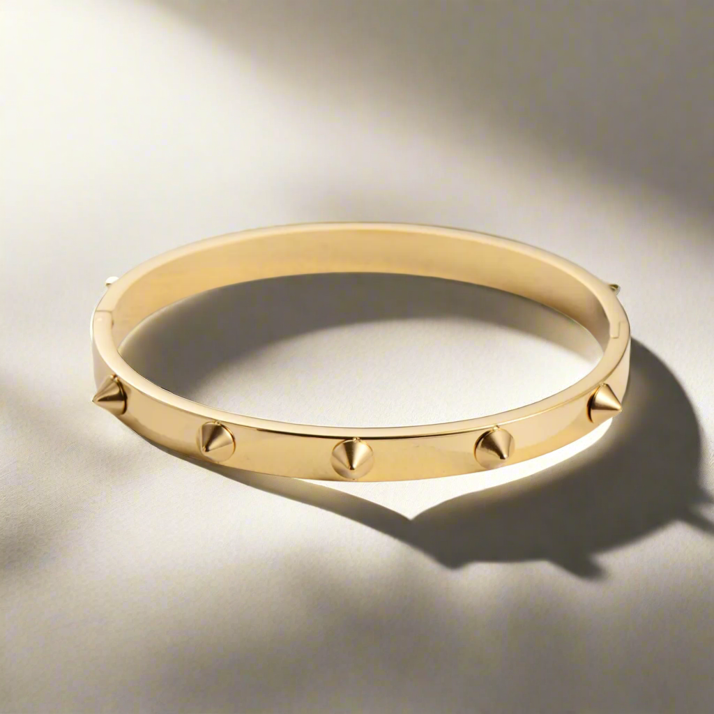 "Bold Spike" Armband – Een statement van kracht en durf