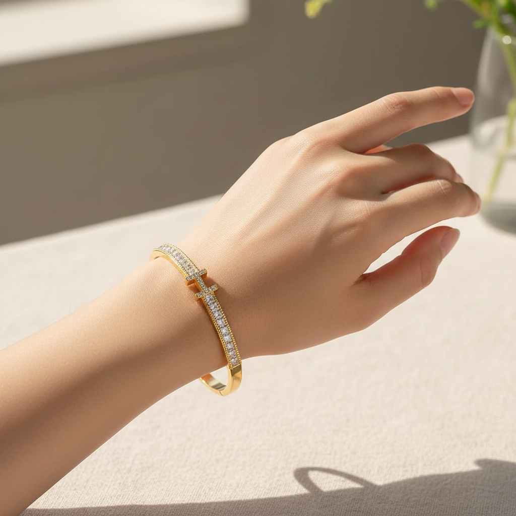 أسوارة H ذهبية بوضعية أنيقة