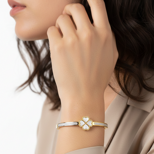 Witte Klaver Bangle - Goudkleurig RVS met Kristallen
