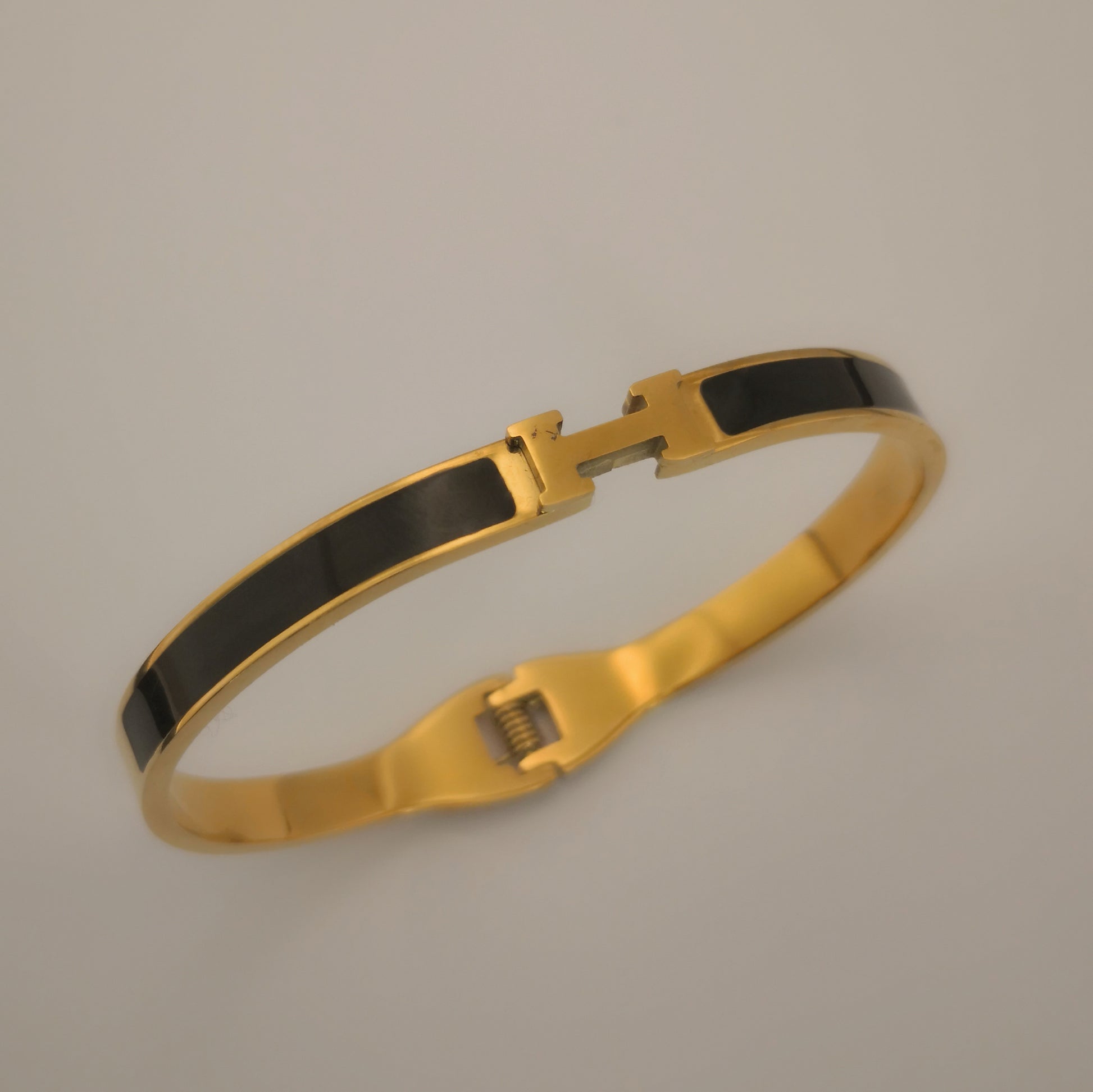 H letter Goudkleurige Armbanden - Dun - Intero Sieraden