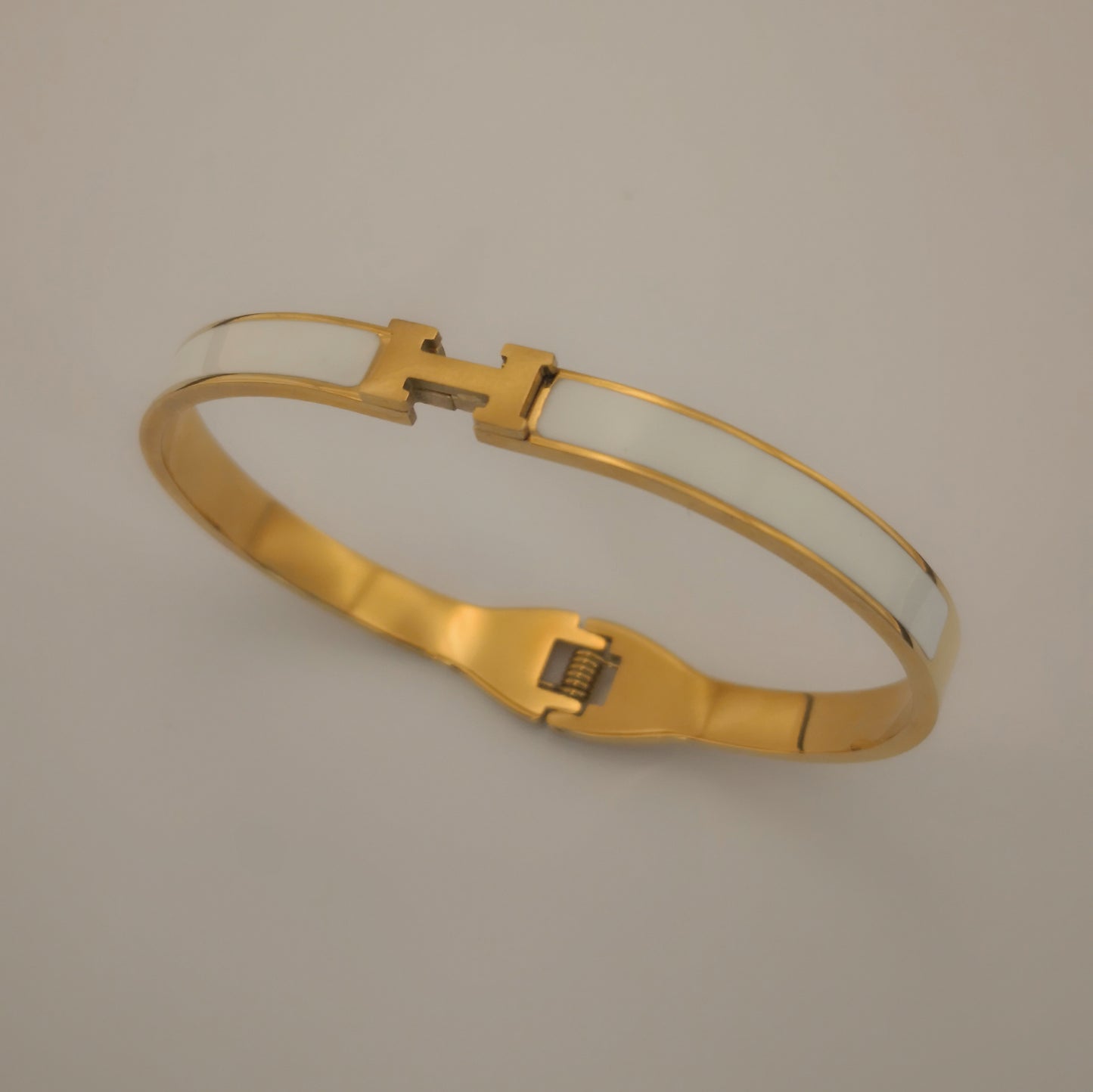 H letter Goudkleurige Armbanden - Dun - Intero Sieraden