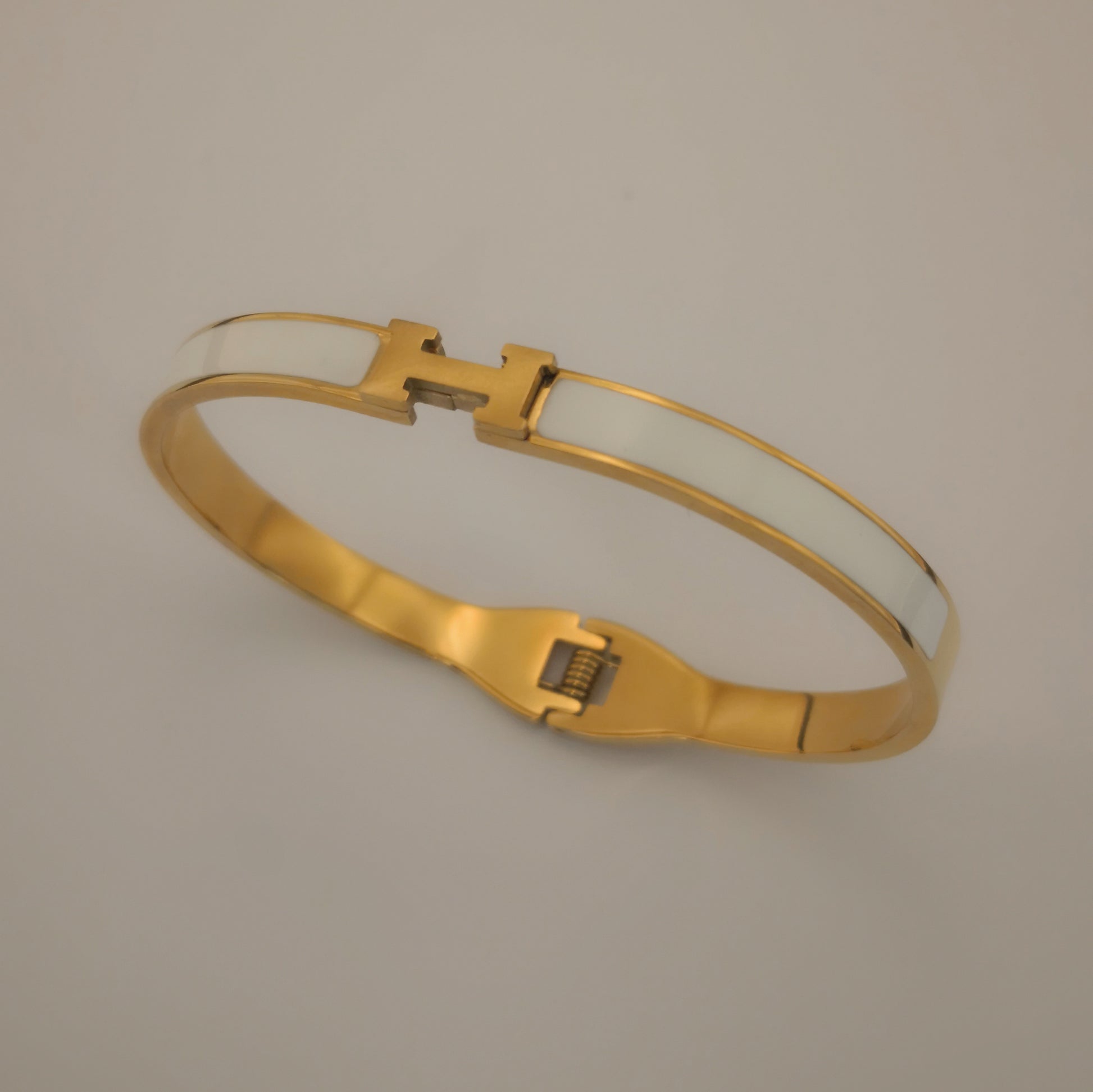 H letter Goudkleurige Armbanden - Dun - Intero Sieraden