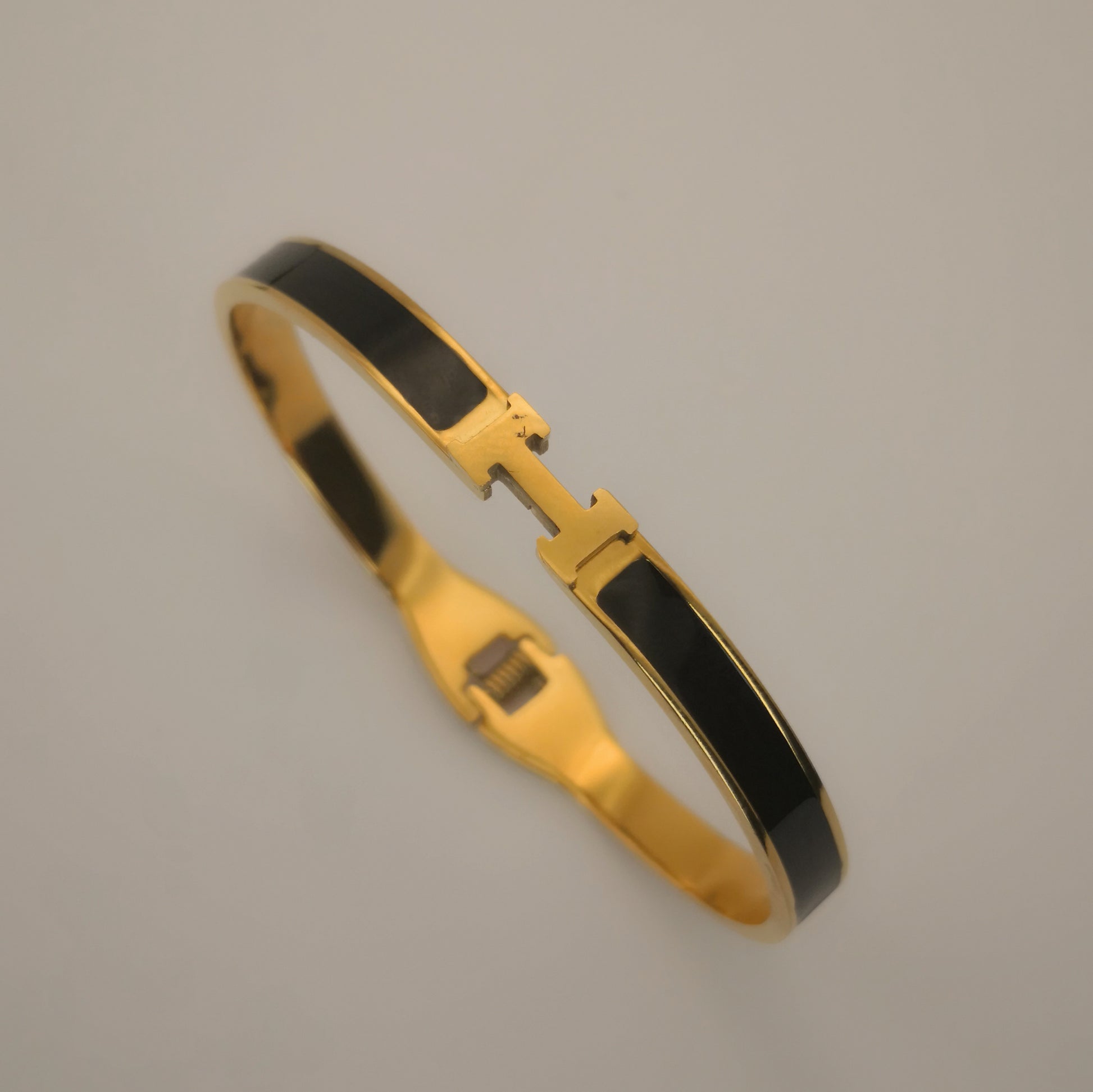 H letter Goudkleurige Armbanden - Dun - Intero Sieraden