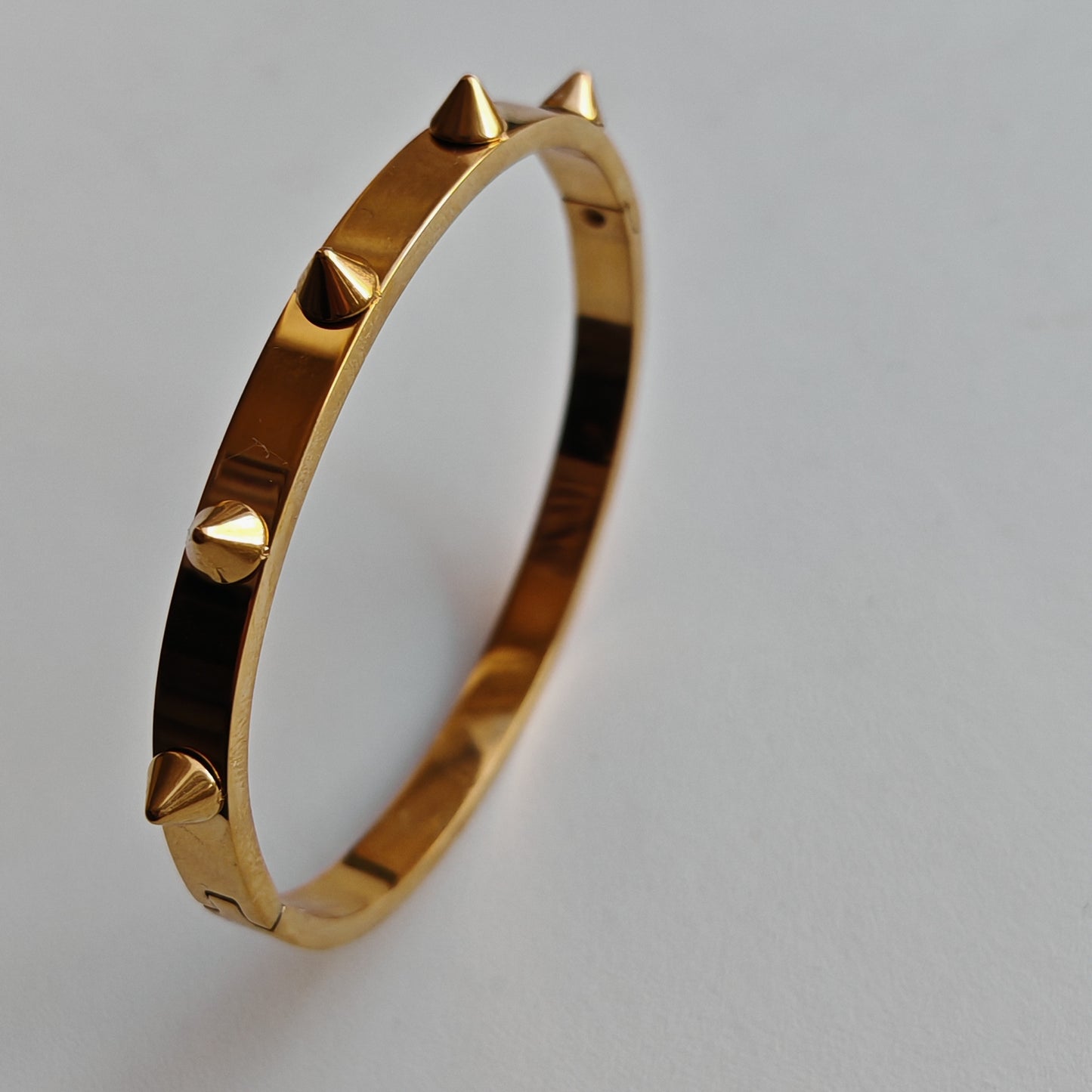 "Bold Spike" Armband – Een statement van kracht en durf