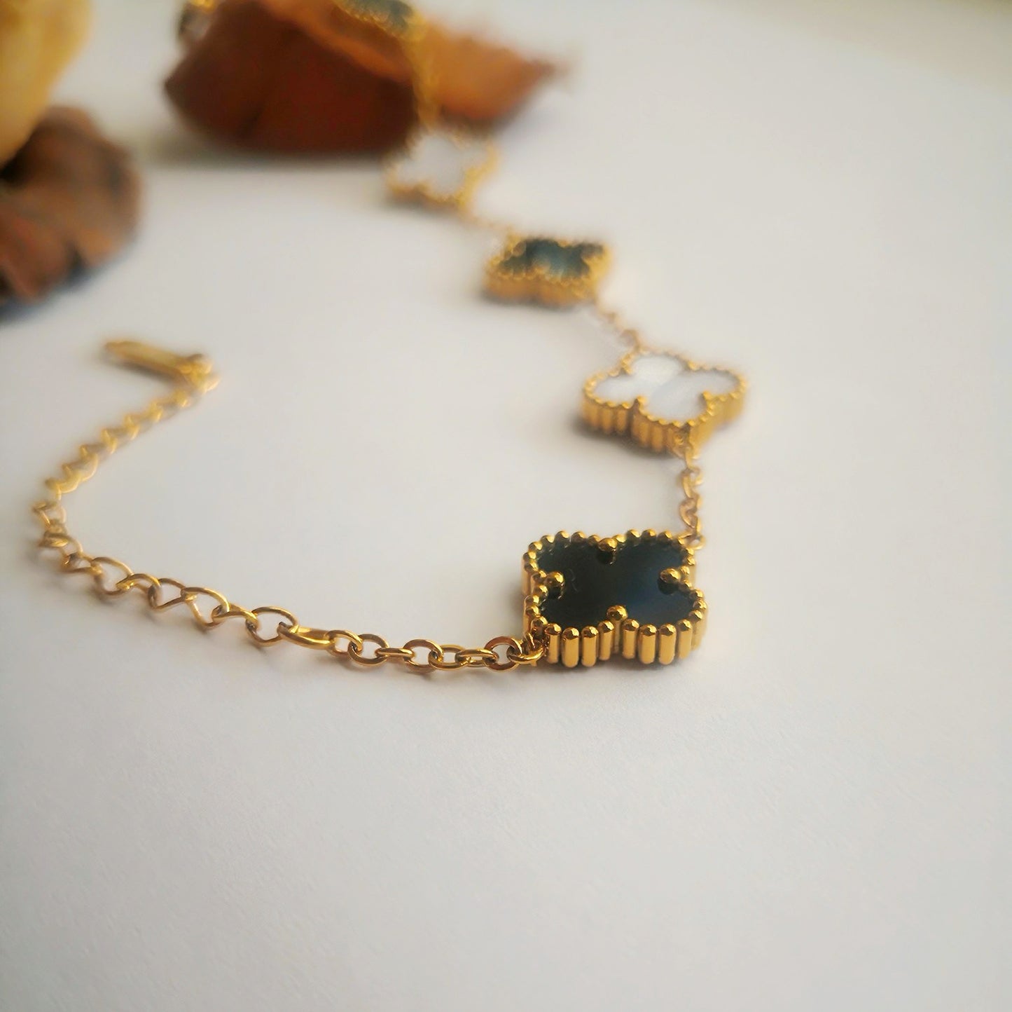 Klaver Armband Zwart en Wit Goudkleurige 18k - Intero Sieraden