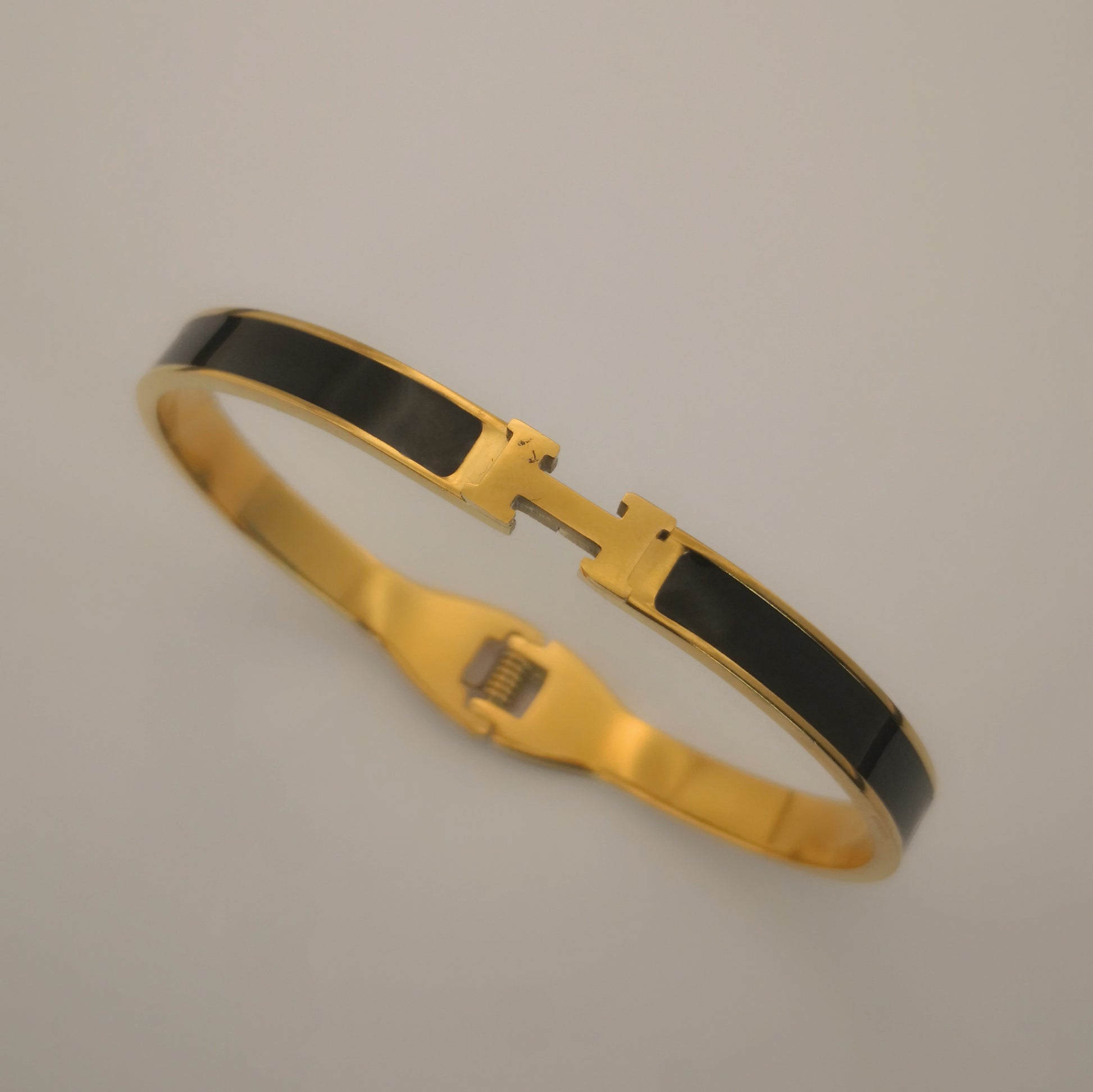 H letter Goudkleurige Armbanden - Dun - Intero Sieraden