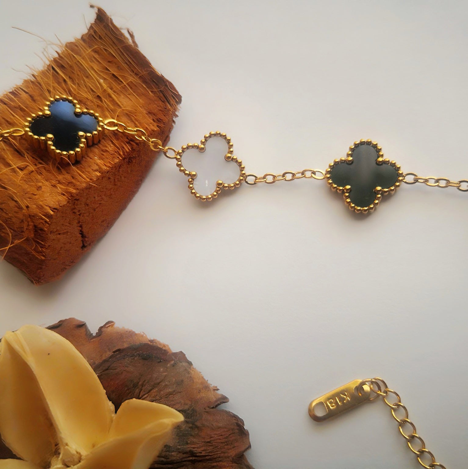 Klaver Armband Zwart en Wit Goudkleurige 18k - Intero Sieraden